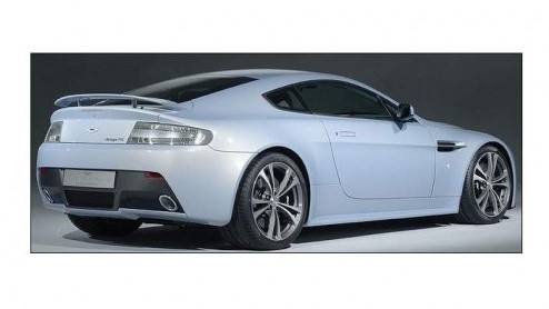 Aston Martin heeft een nieuwe troefkaart in handen. Het heeft een V12 Vantage RS ontwikkeld. Dankzij deze nieuwe motorisering met 600 pk, aangescherpt spoilerwerk en een iets lager gewicht belooft het
