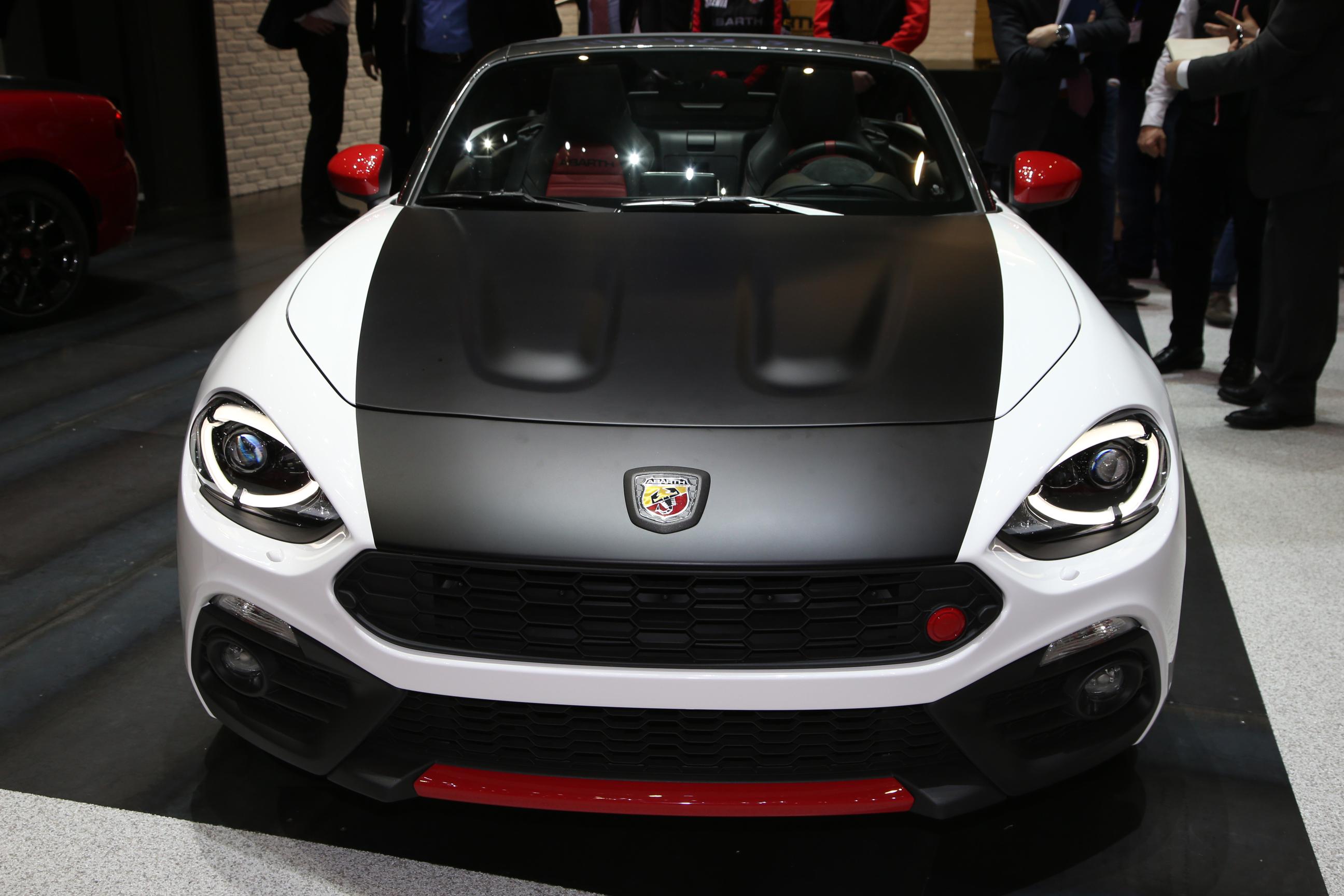 De Abarth 124 Spider is er klaar voor met zijn debuut op de Autosalon van Geneve.