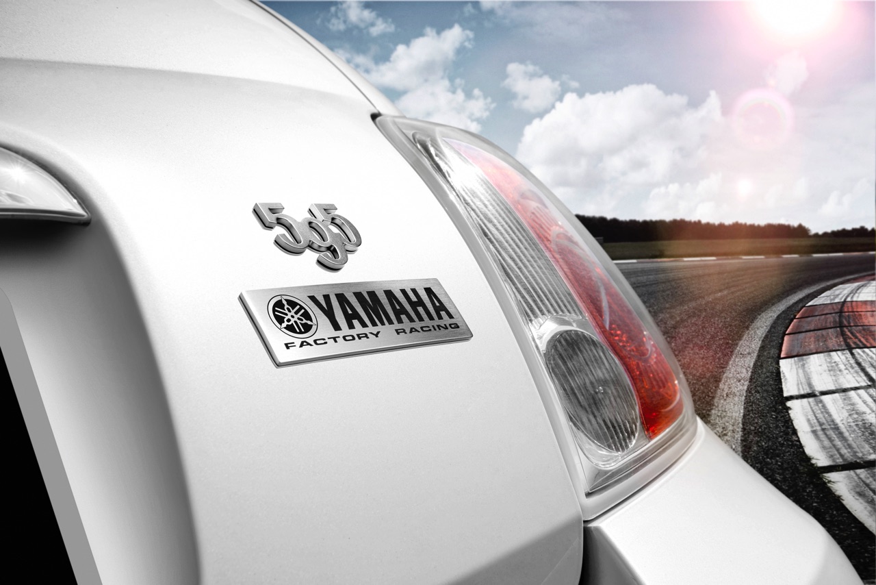 Abarth gaat het Movistar Yamaha MotoGP-team achterna met de 595 Yamaha Factory Racing Edition. Hij is te koop vanaf 25.595 euro.