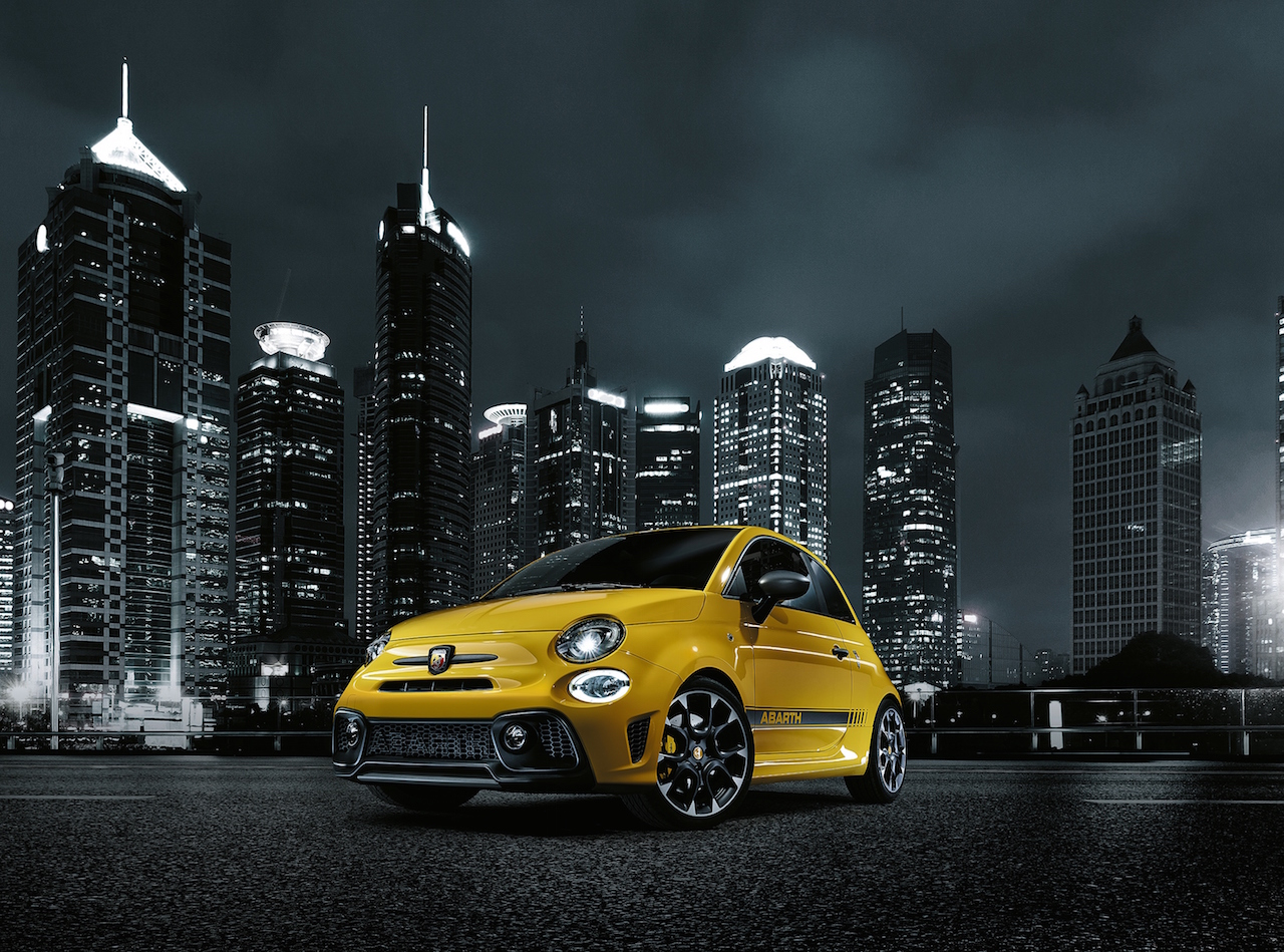 De facelift voor de Abarth 595 pakt niet alleen optisch, maar ook technisch goed uit. Het brulaapje is nog sportiever en komt deze zomer naar Nederland.