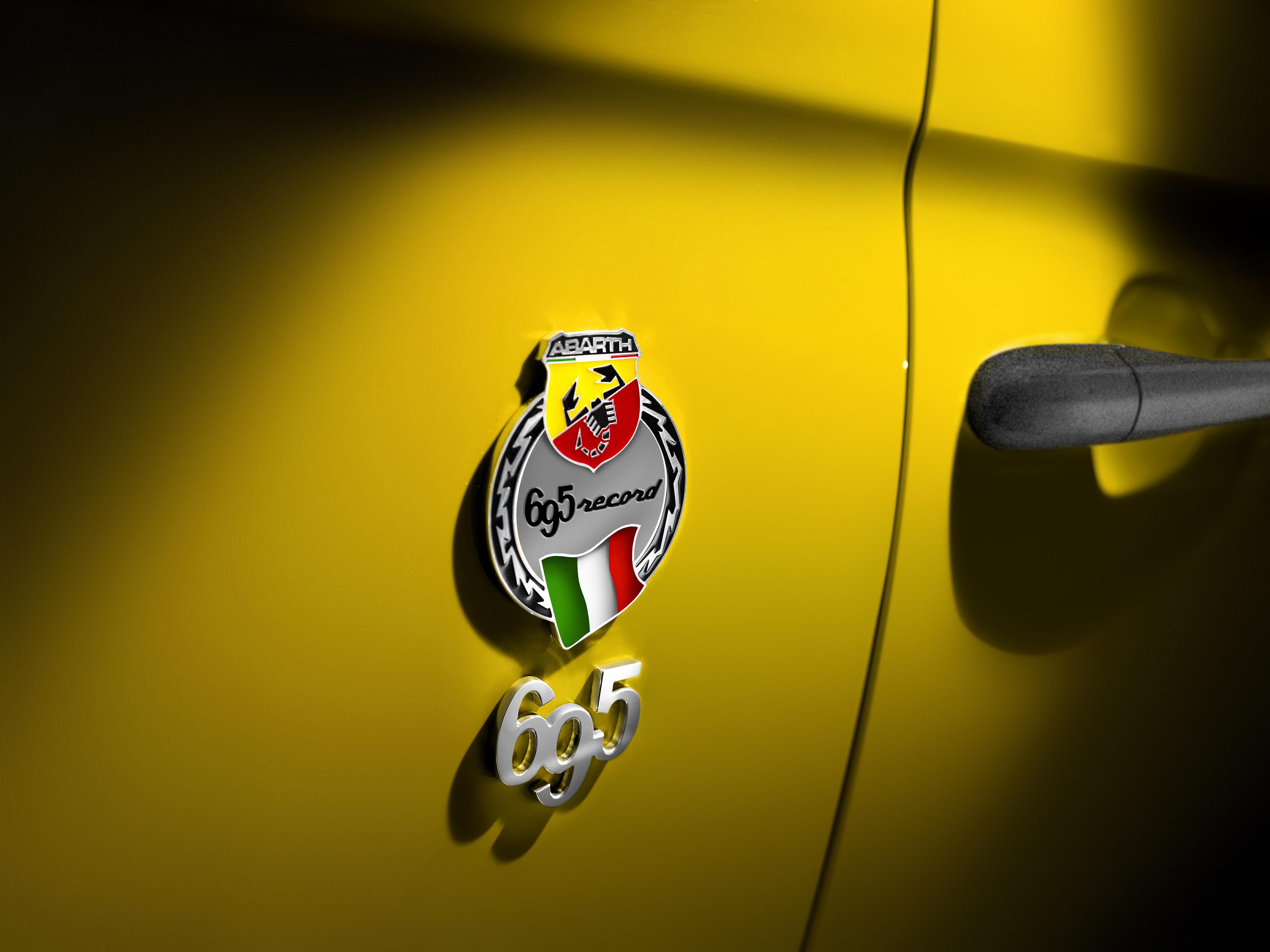 De Abarth 695 Biposto kun je in alle kleuren krijgen, zolang het maar matgrijs is. Daar komt nu verandering in met de komst van deze knalgele 695 Biposto Record.