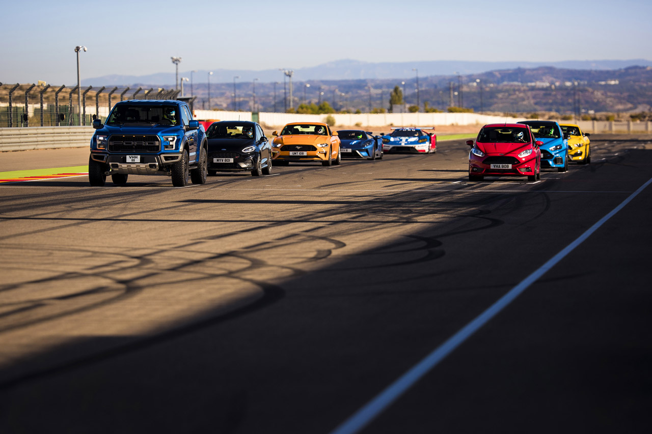 Ford produceerde een spectaculaire video door met acht sportieve modellen op een circuit te racen.