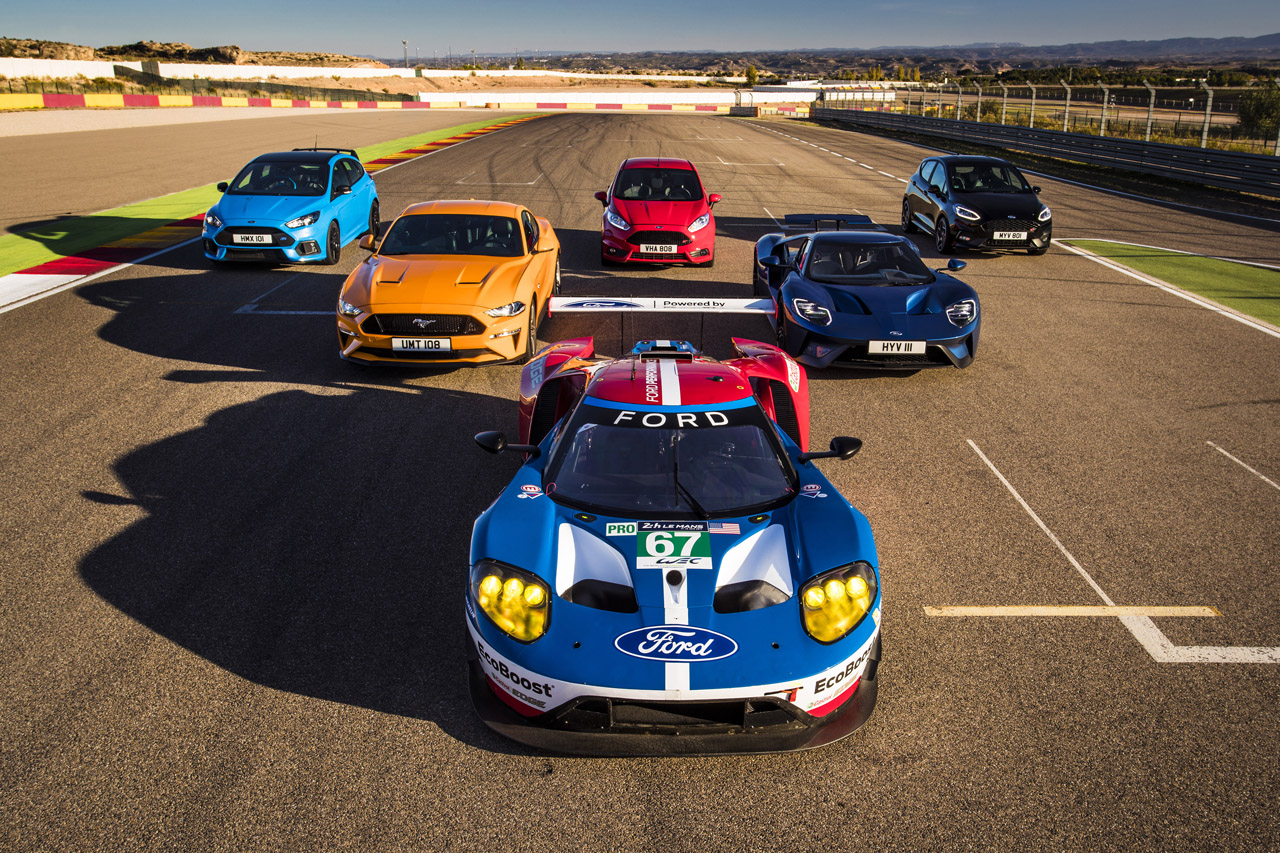 Ford produceerde een spectaculaire video door met acht sportieve modellen op een circuit te racen.