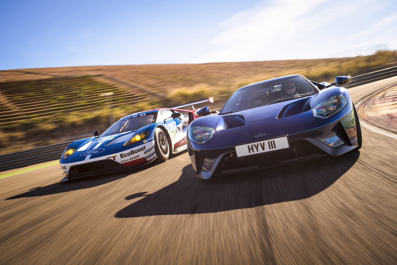 Ford produceerde een spectaculaire video door met acht sportieve modellen op een circuit te racen.