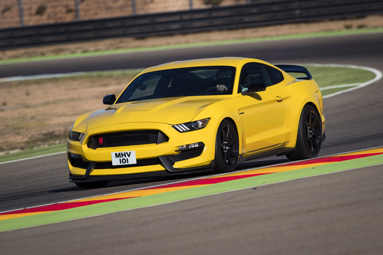 Ford produceerde een spectaculaire video door met acht sportieve modellen op een circuit te racen.