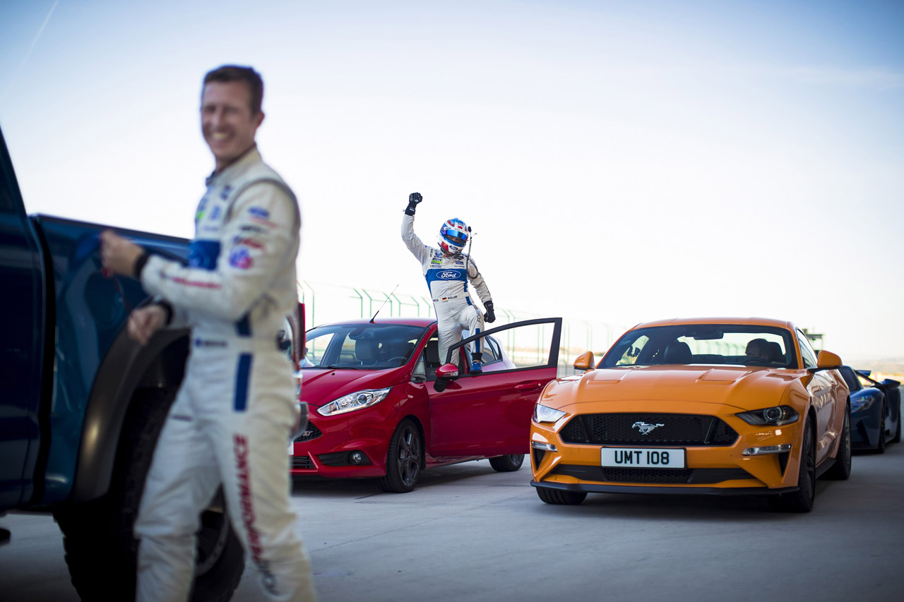 Ford produceerde een spectaculaire video door met acht sportieve modellen op een circuit te racen.