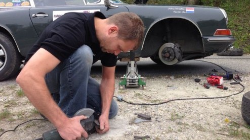Een kijkje achter de schermen bij de monteurs van de Tulpenrallye, uitgevoerd door onder andere Bas Auto Service uit Lichtenvoorde. Wat maken zij onderweg mee?