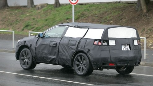 Dit op het oog vreemde gevaarte is een crossover van Acura, een luxe automerk van Honda. Met aansprekende proporties moet deze Japanner onder meer in de Verenigde Staten de strijd aan gaan met de 