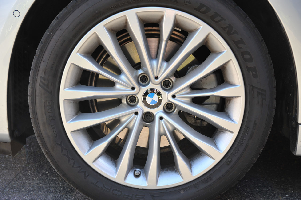 BMW zet met de nieuwste generatie 5-serie een flinke stap in de richting van autonoom rijden. AutoVandaag test de nieuwe 520d met sequentile achttrapsautomaat.