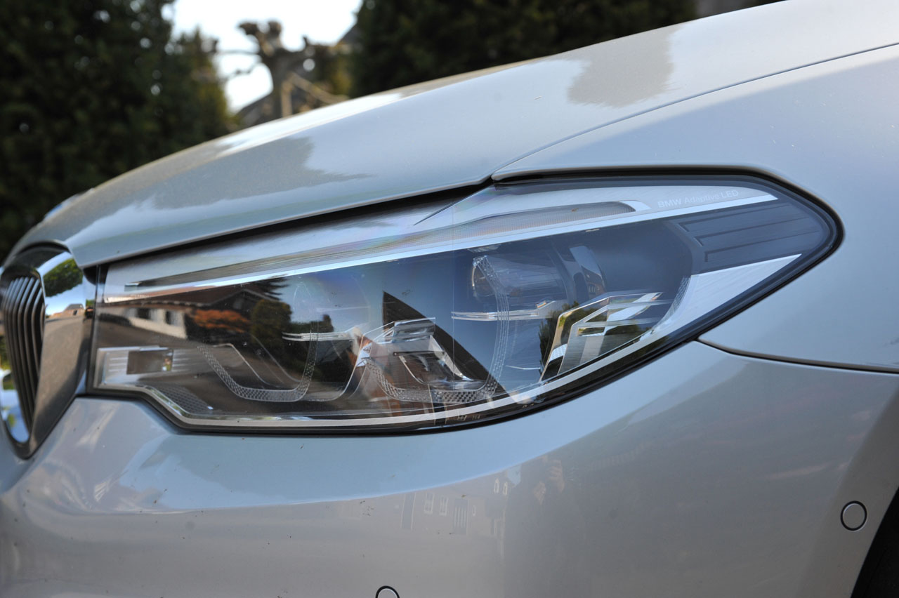 BMW zet met de nieuwste generatie 5-serie een flinke stap in de richting van autonoom rijden. AutoVandaag test de nieuwe 520d met sequentile achttrapsautomaat.