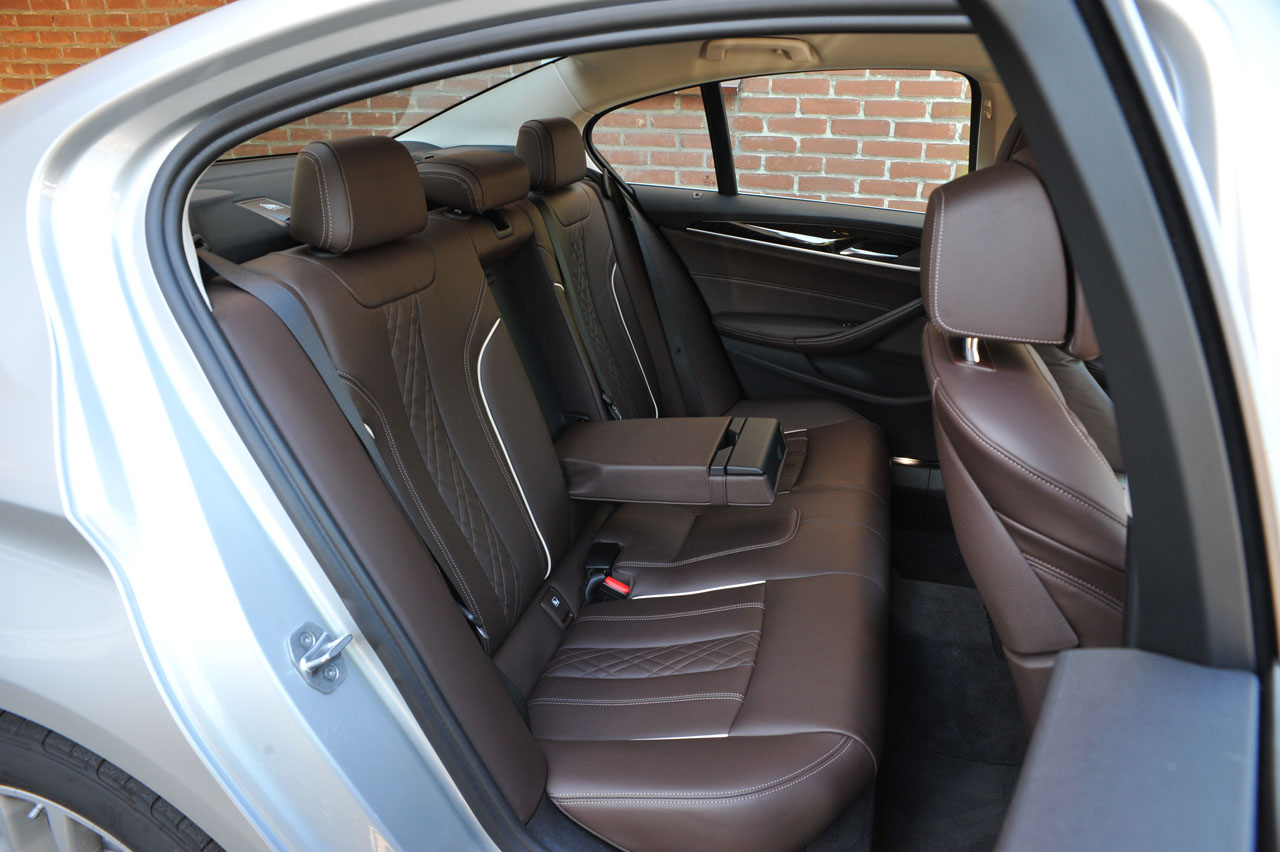 BMW zet met de nieuwste generatie 5-serie een flinke stap in de richting van autonoom rijden. AutoVandaag test de nieuwe 520d met sequentile achttrapsautomaat.