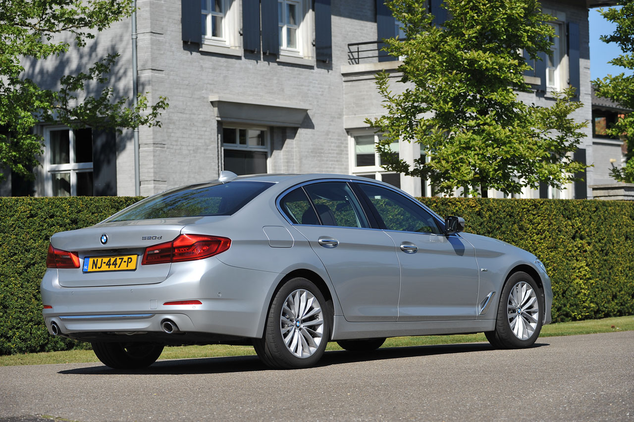 BMW zet met de nieuwste generatie 5-serie een flinke stap in de richting van autonoom rijden. AutoVandaag test de nieuwe 520d met sequentile achttrapsautomaat.