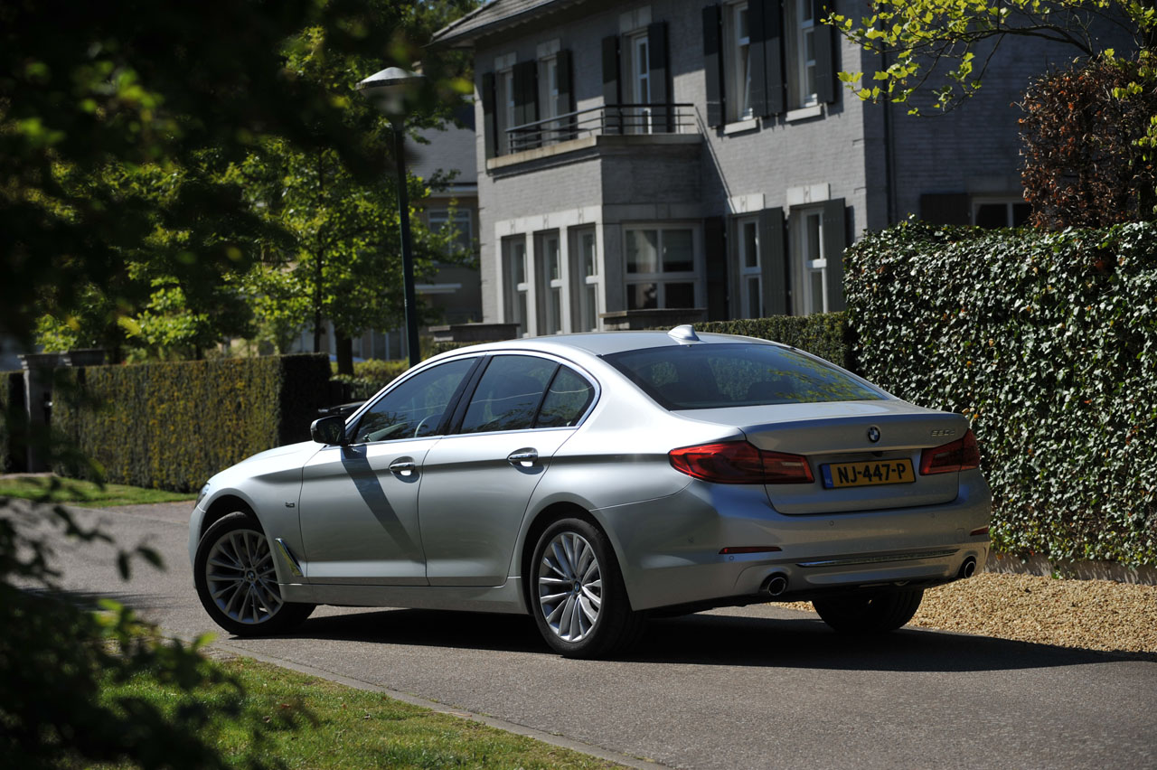 BMW zet met de nieuwste generatie 5-serie een flinke stap in de richting van autonoom rijden. AutoVandaag test de nieuwe 520d met sequentile achttrapsautomaat.