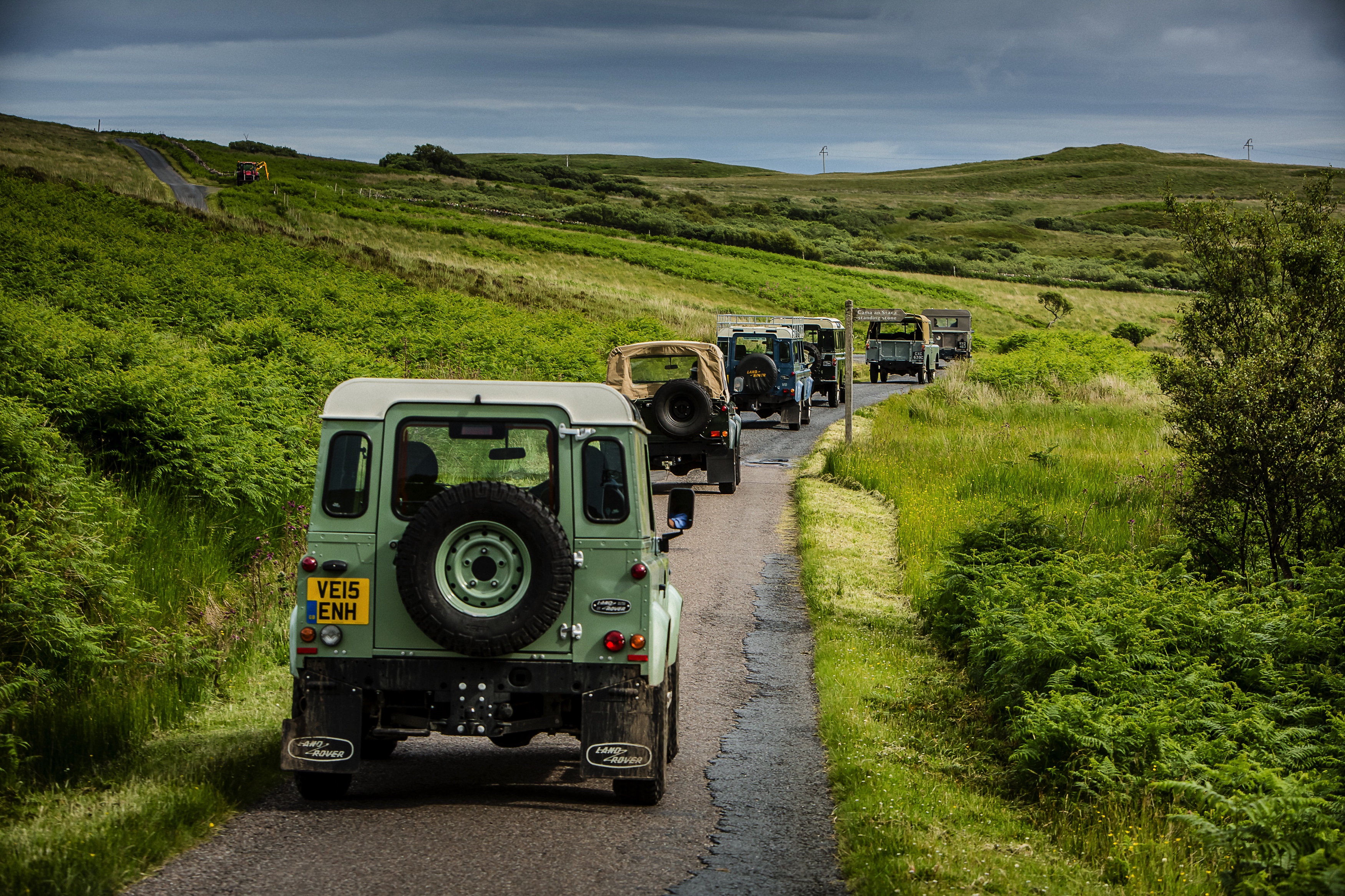 Nog een keer rijden met de Land Rover Defender. De iconische terreinauto gaat uit productie, maar niet voordat er drie Limited Editions in de showroom staan. Rijtest!