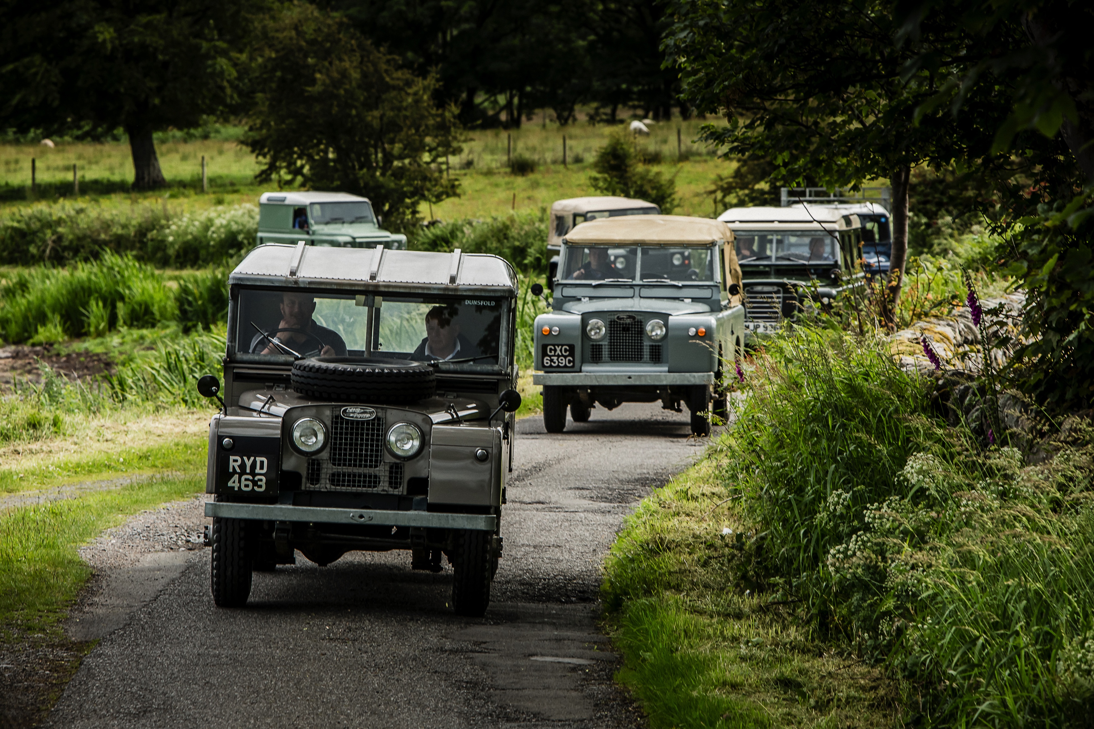 Nog een keer rijden met de Land Rover Defender. De iconische terreinauto gaat uit productie, maar niet voordat er drie Limited Editions in de showroom staan. Rijtest!