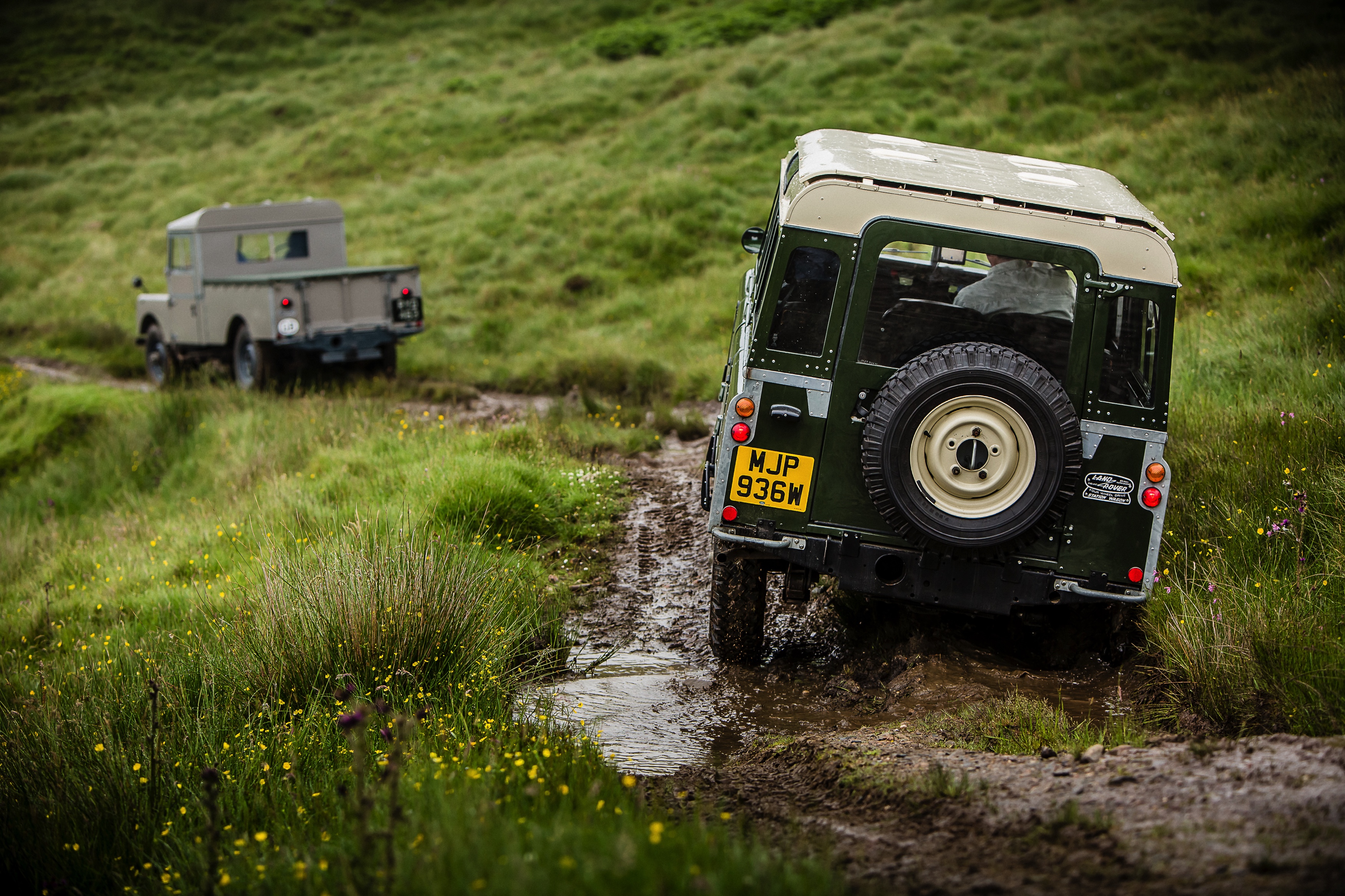 Nog een keer rijden met de Land Rover Defender. De iconische terreinauto gaat uit productie, maar niet voordat er drie Limited Editions in de showroom staan. Rijtest!