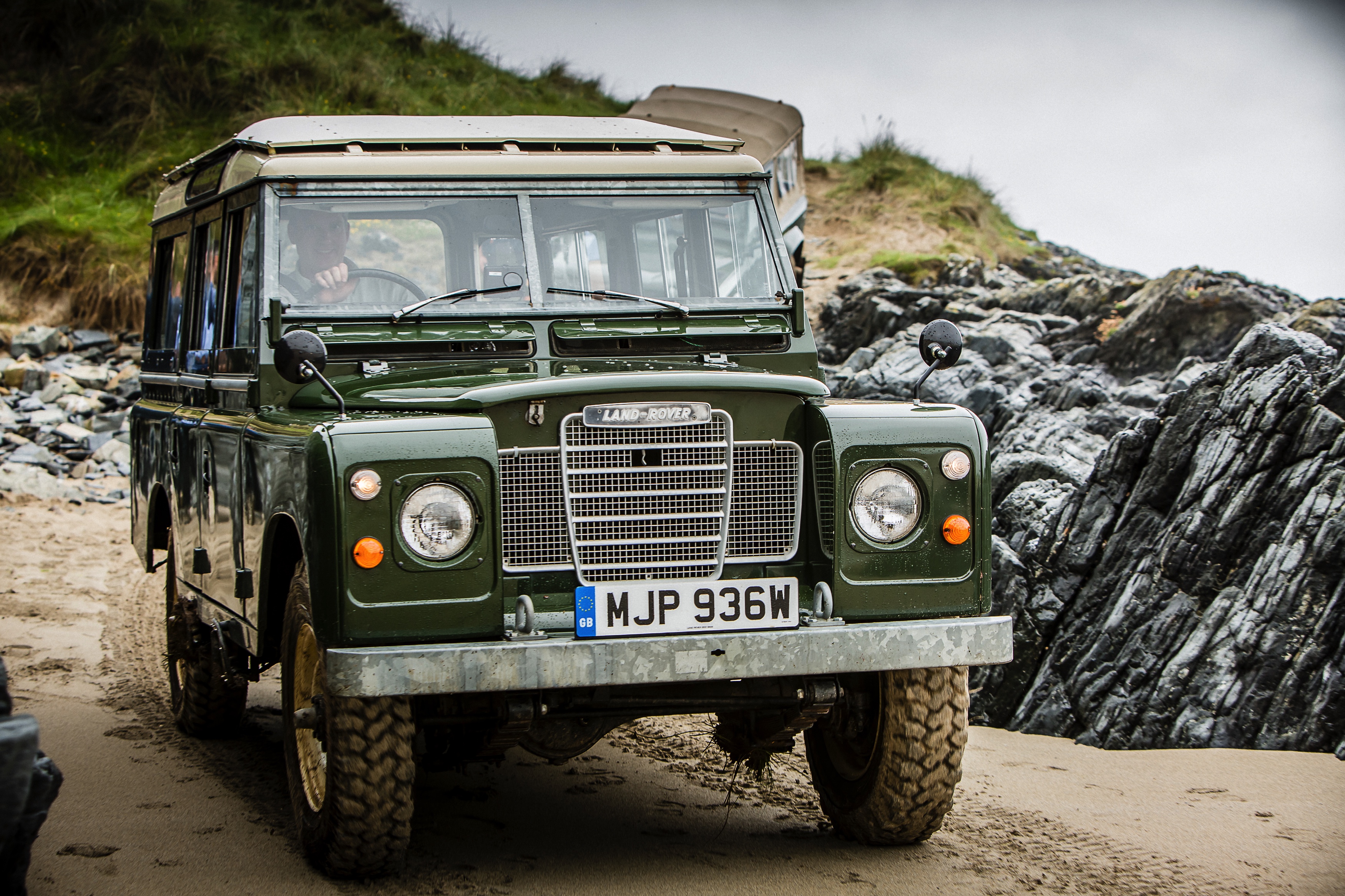 Nog een keer rijden met de Land Rover Defender. De iconische terreinauto gaat uit productie, maar niet voordat er drie Limited Editions in de showroom staan. Rijtest!