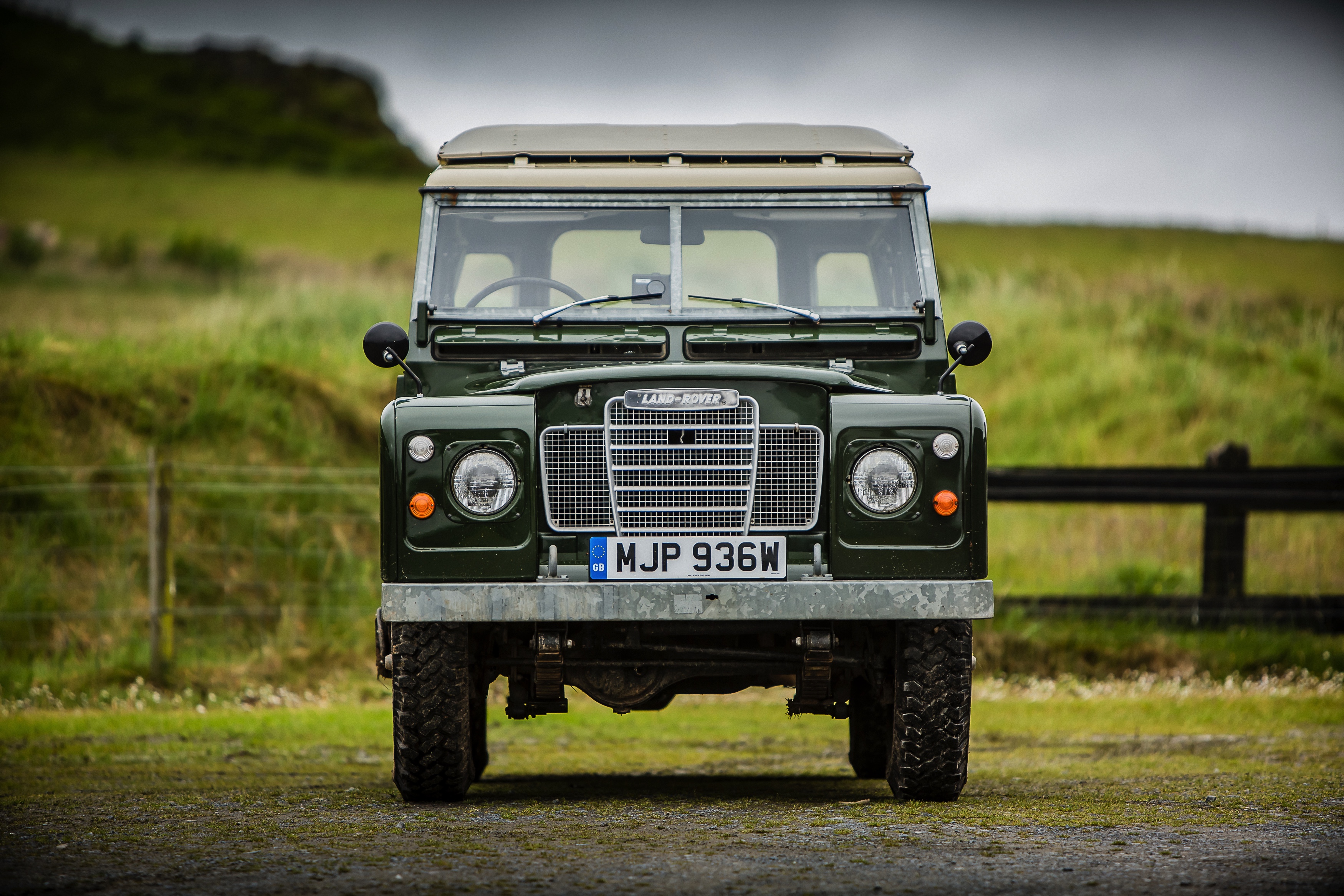 Nog een keer rijden met de Land Rover Defender. De iconische terreinauto gaat uit productie, maar niet voordat er drie Limited Editions in de showroom staan. Rijtest!