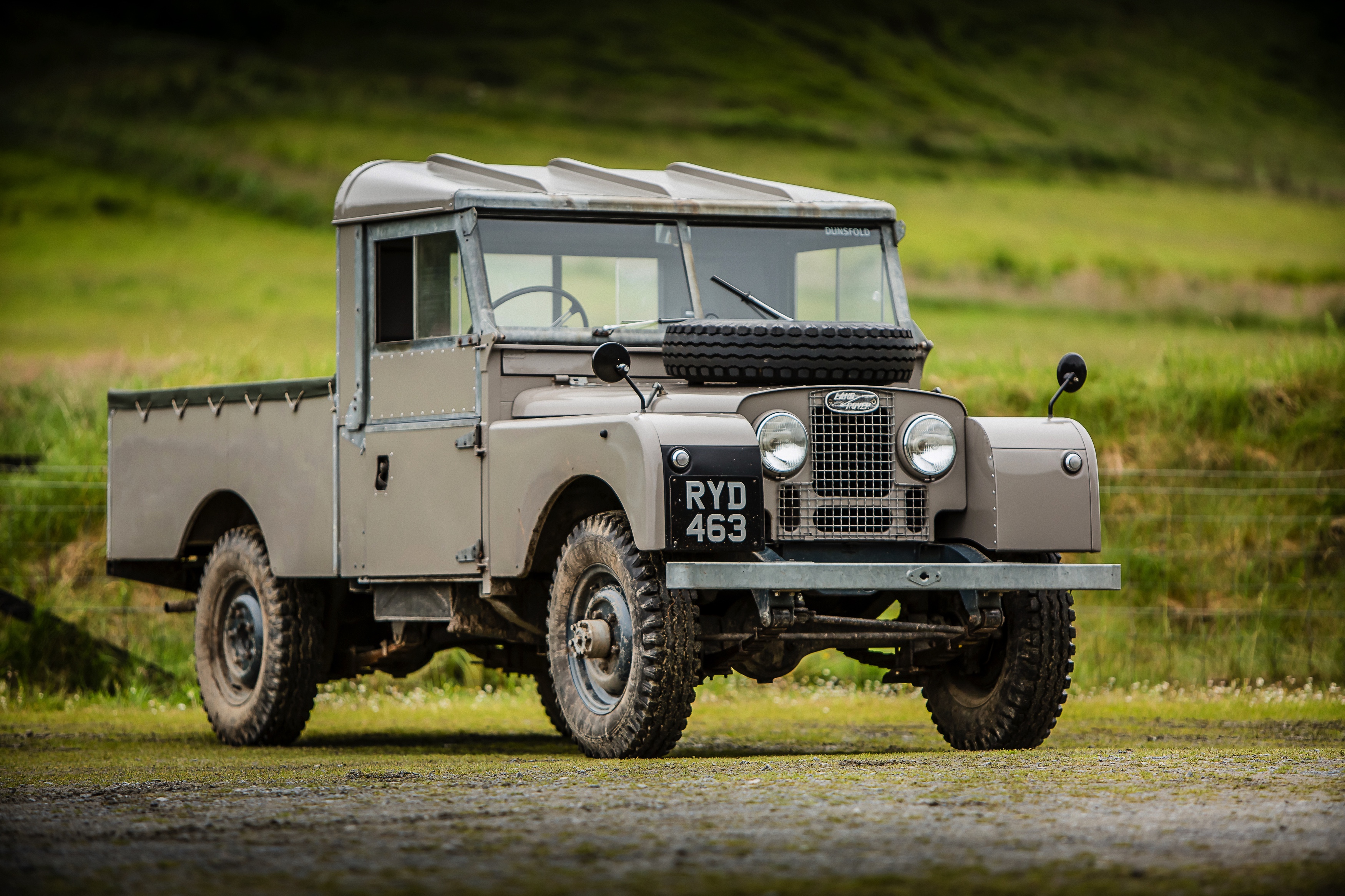 Nog een keer rijden met de Land Rover Defender. De iconische terreinauto gaat uit productie, maar niet voordat er drie Limited Editions in de showroom staan. Rijtest!