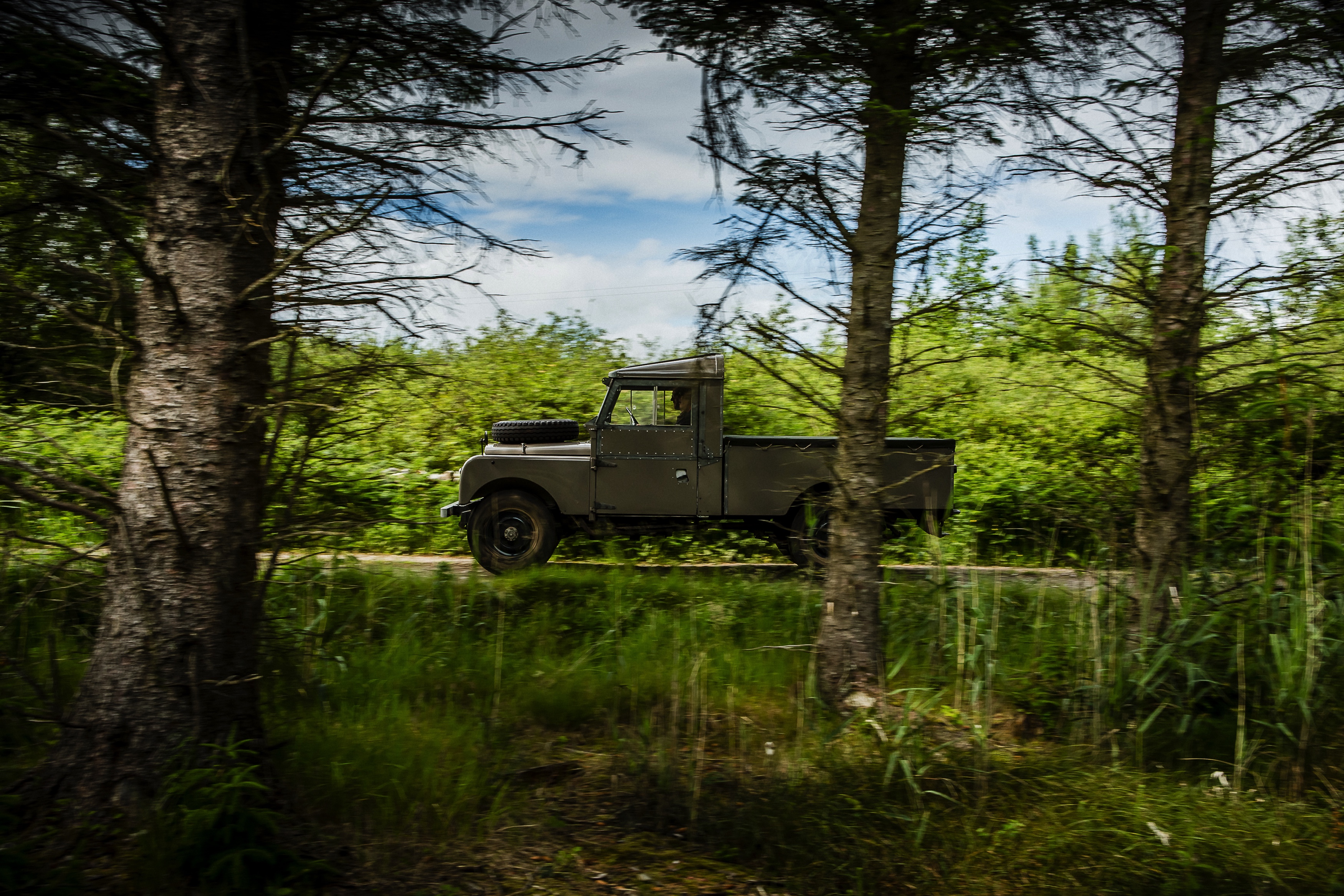 Nog een keer rijden met de Land Rover Defender. De iconische terreinauto gaat uit productie, maar niet voordat er drie Limited Editions in de showroom staan. Rijtest!