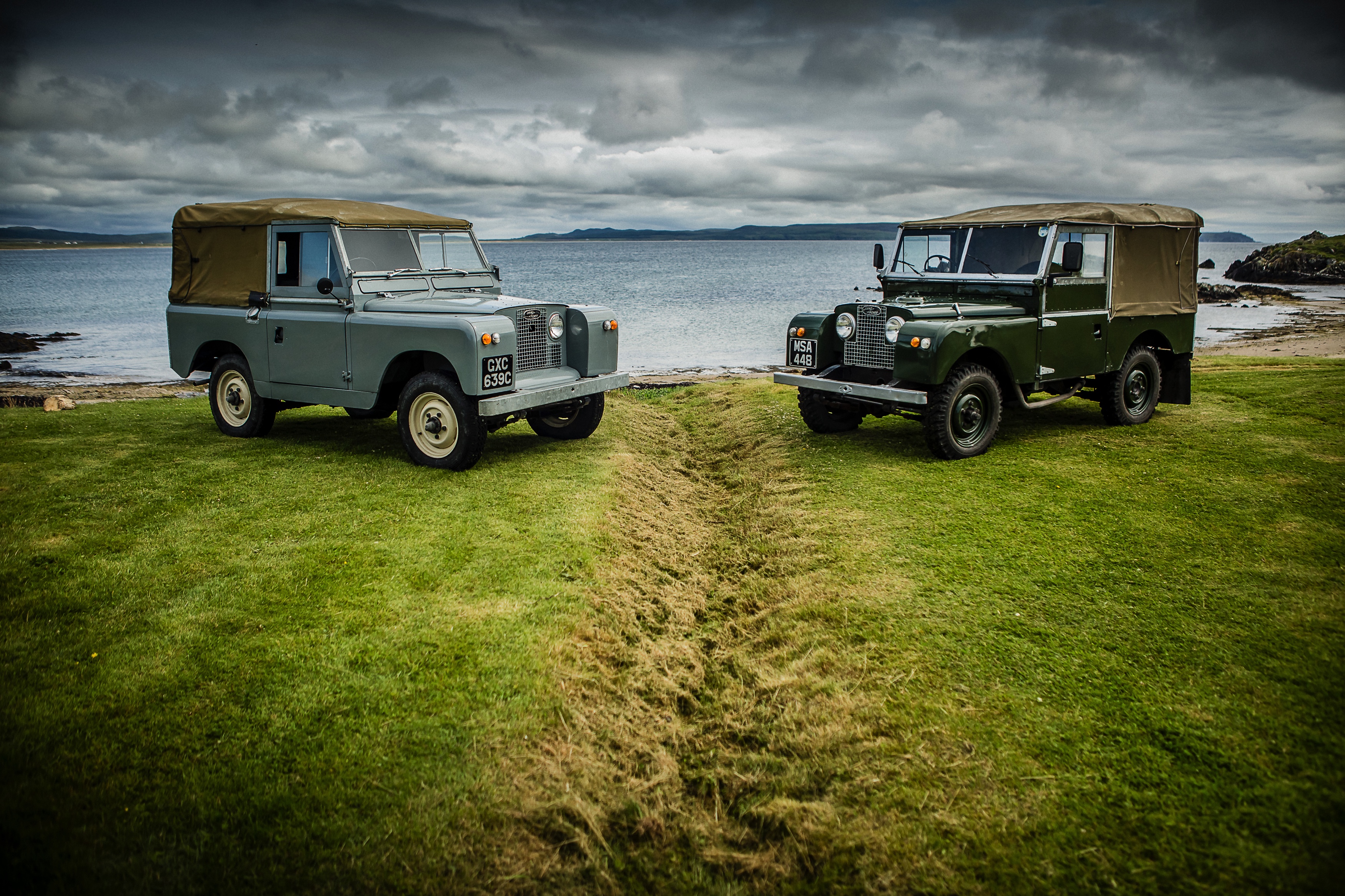 Nog een keer rijden met de Land Rover Defender. De iconische terreinauto gaat uit productie, maar niet voordat er drie Limited Editions in de showroom staan. Rijtest!