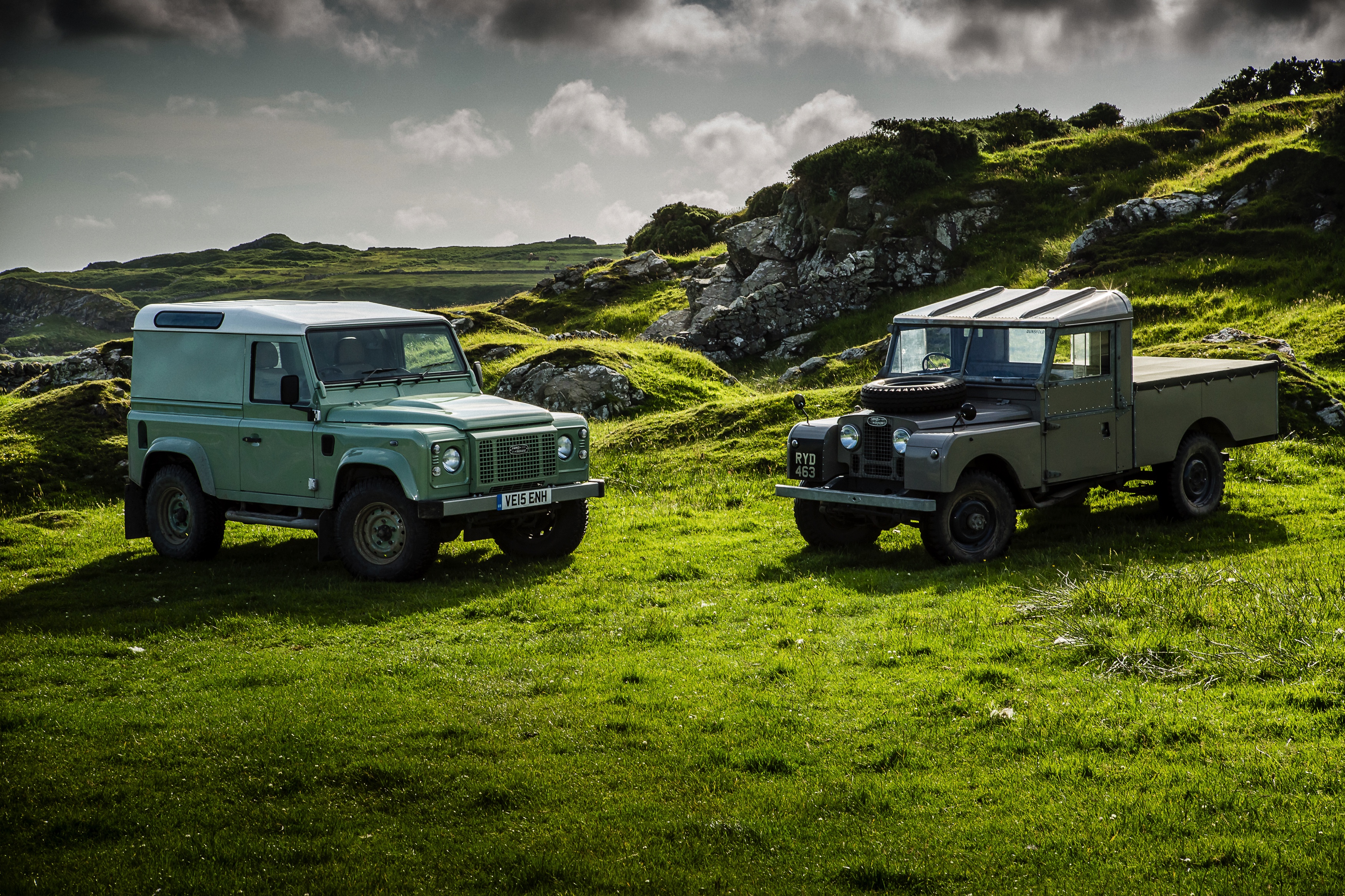 Nog een keer rijden met de Land Rover Defender. De iconische terreinauto gaat uit productie, maar niet voordat er drie Limited Editions in de showroom staan. Rijtest!