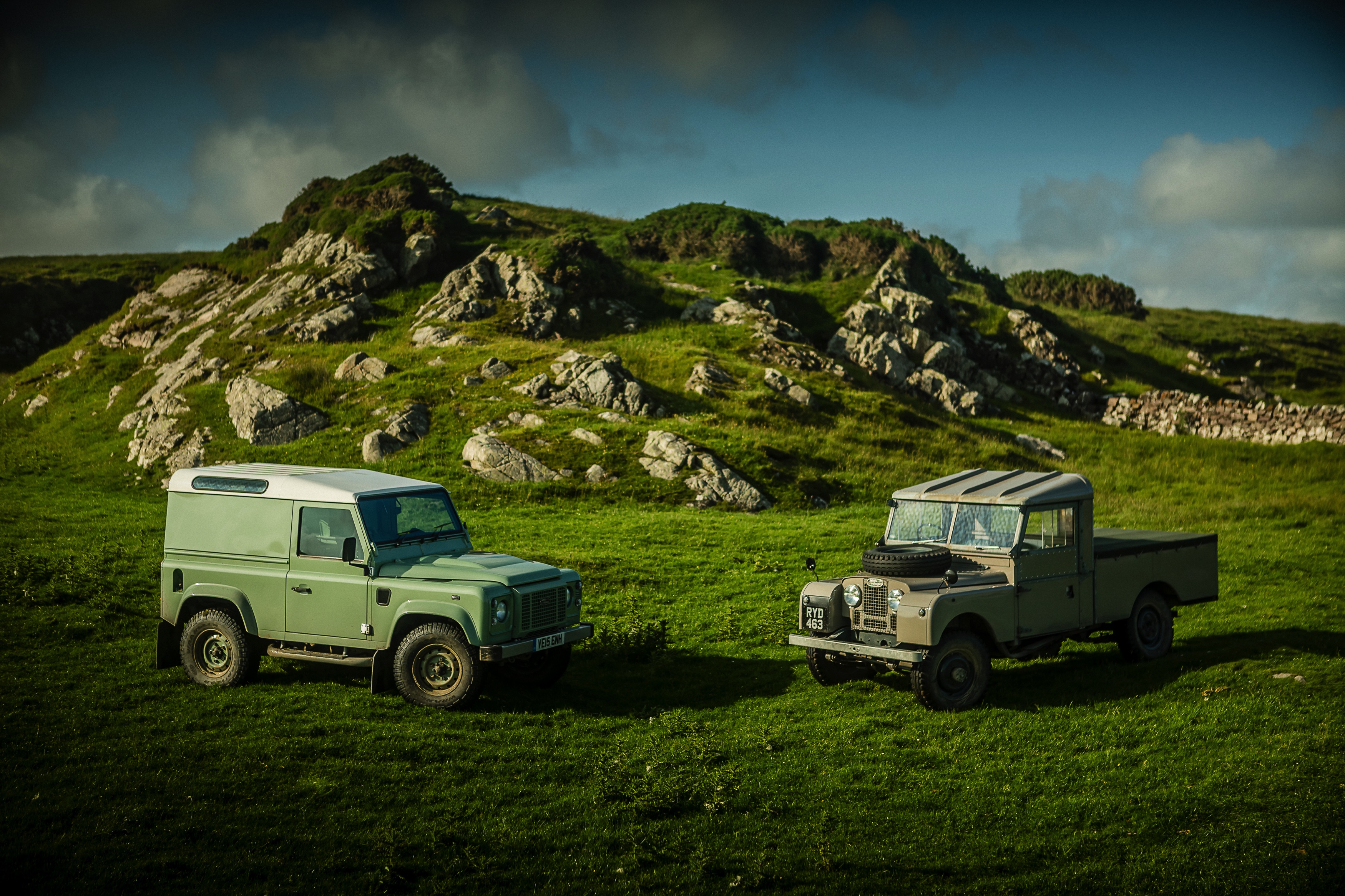 Nog een keer rijden met de Land Rover Defender. De iconische terreinauto gaat uit productie, maar niet voordat er drie Limited Editions in de showroom staan. Rijtest!