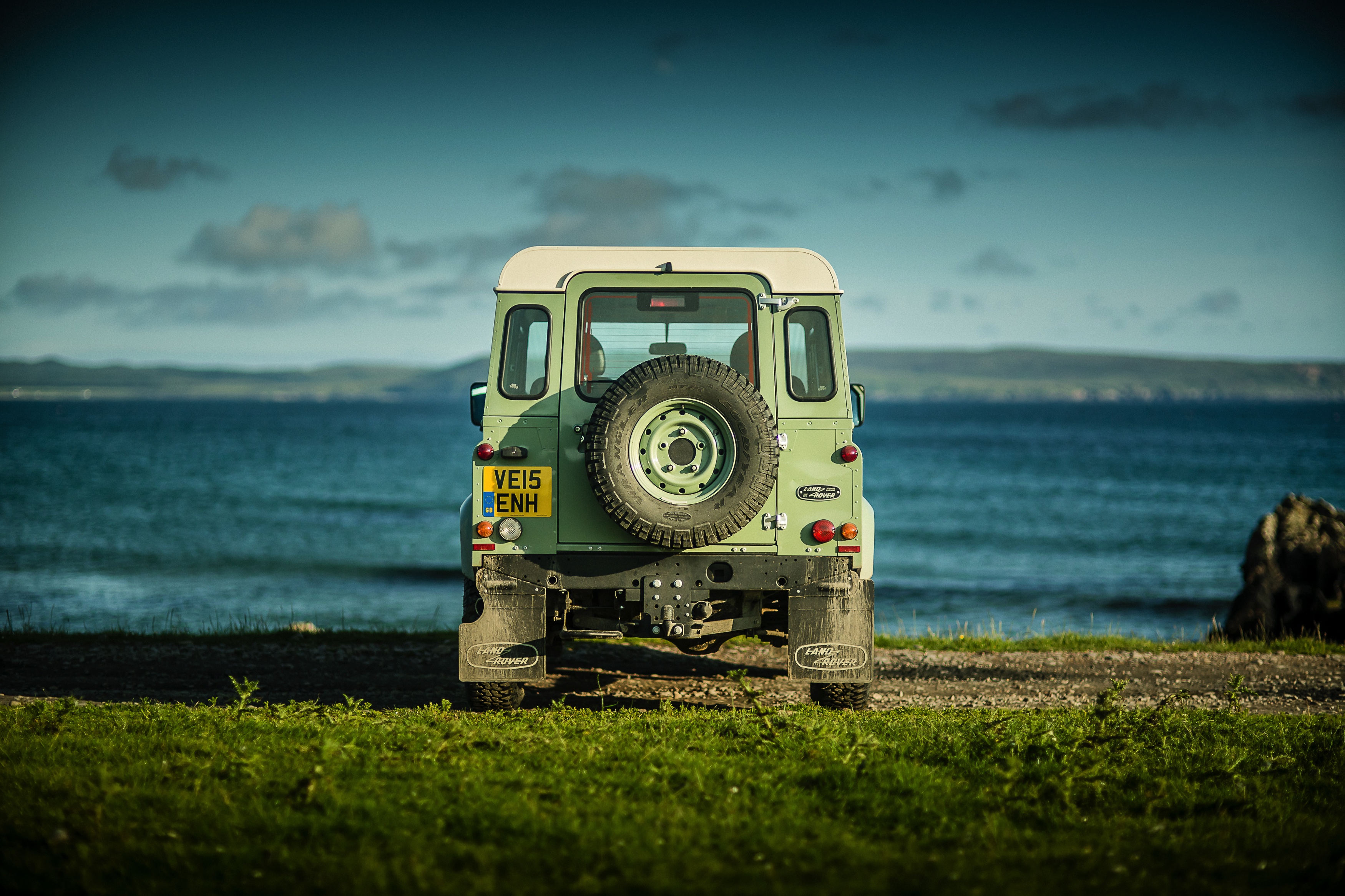Nog een keer rijden met de Land Rover Defender. De iconische terreinauto gaat uit productie, maar niet voordat er drie Limited Editions in de showroom staan. Rijtest!