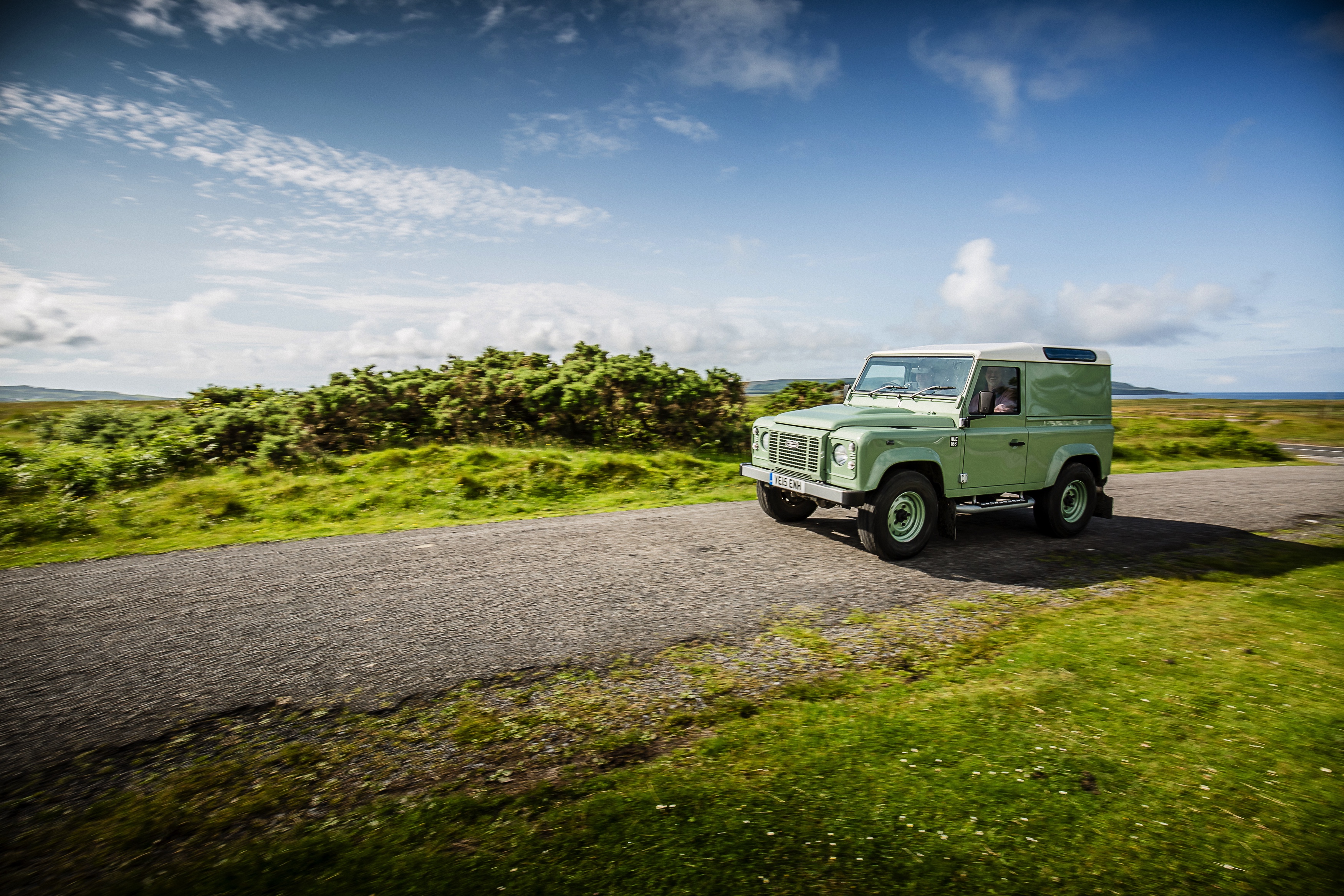 Nog een keer rijden met de Land Rover Defender. De iconische terreinauto gaat uit productie, maar niet voordat er drie Limited Editions in de showroom staan. Rijtest!