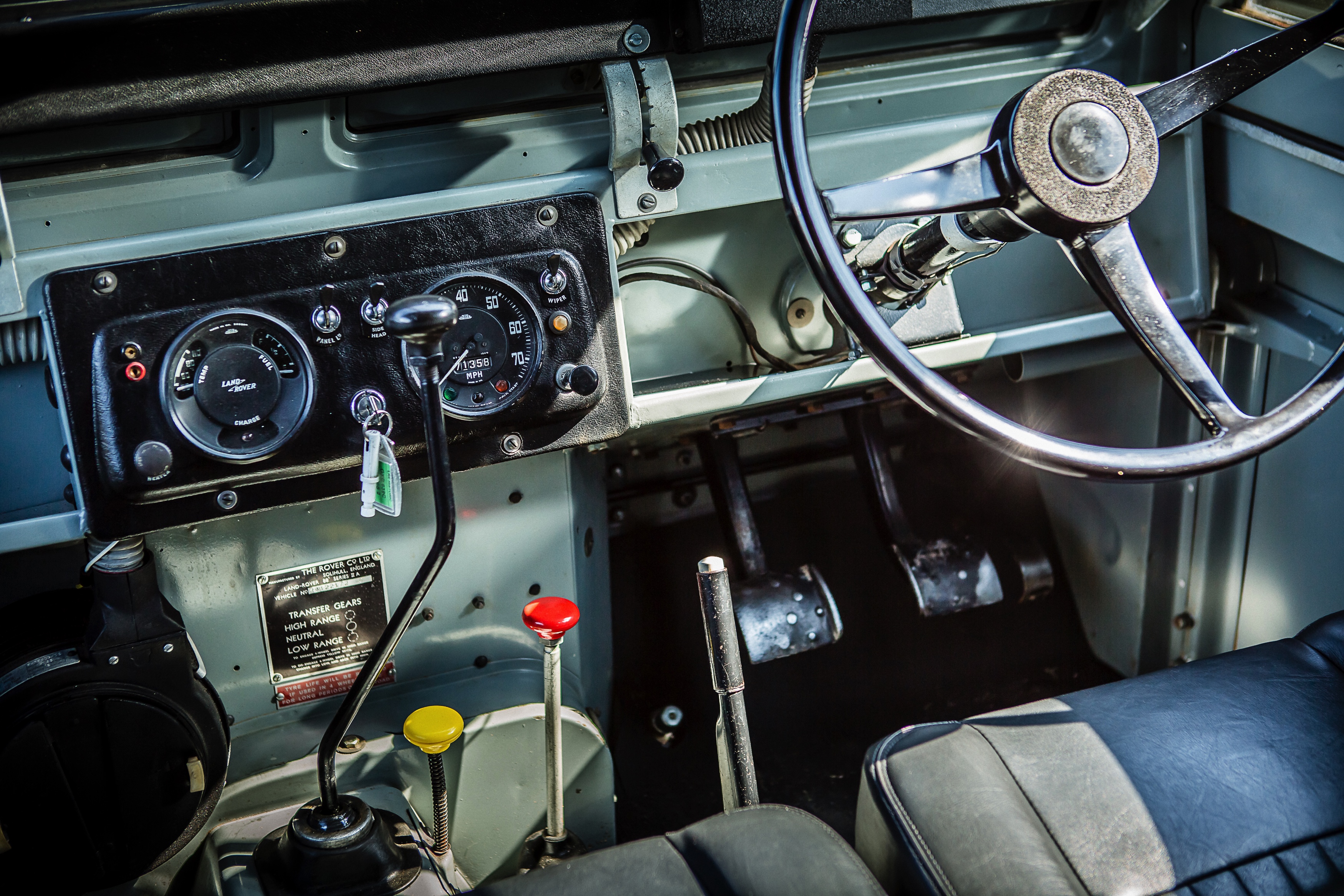 Nog een keer rijden met de Land Rover Defender. De iconische terreinauto gaat uit productie, maar niet voordat er drie Limited Editions in de showroom staan. Rijtest!