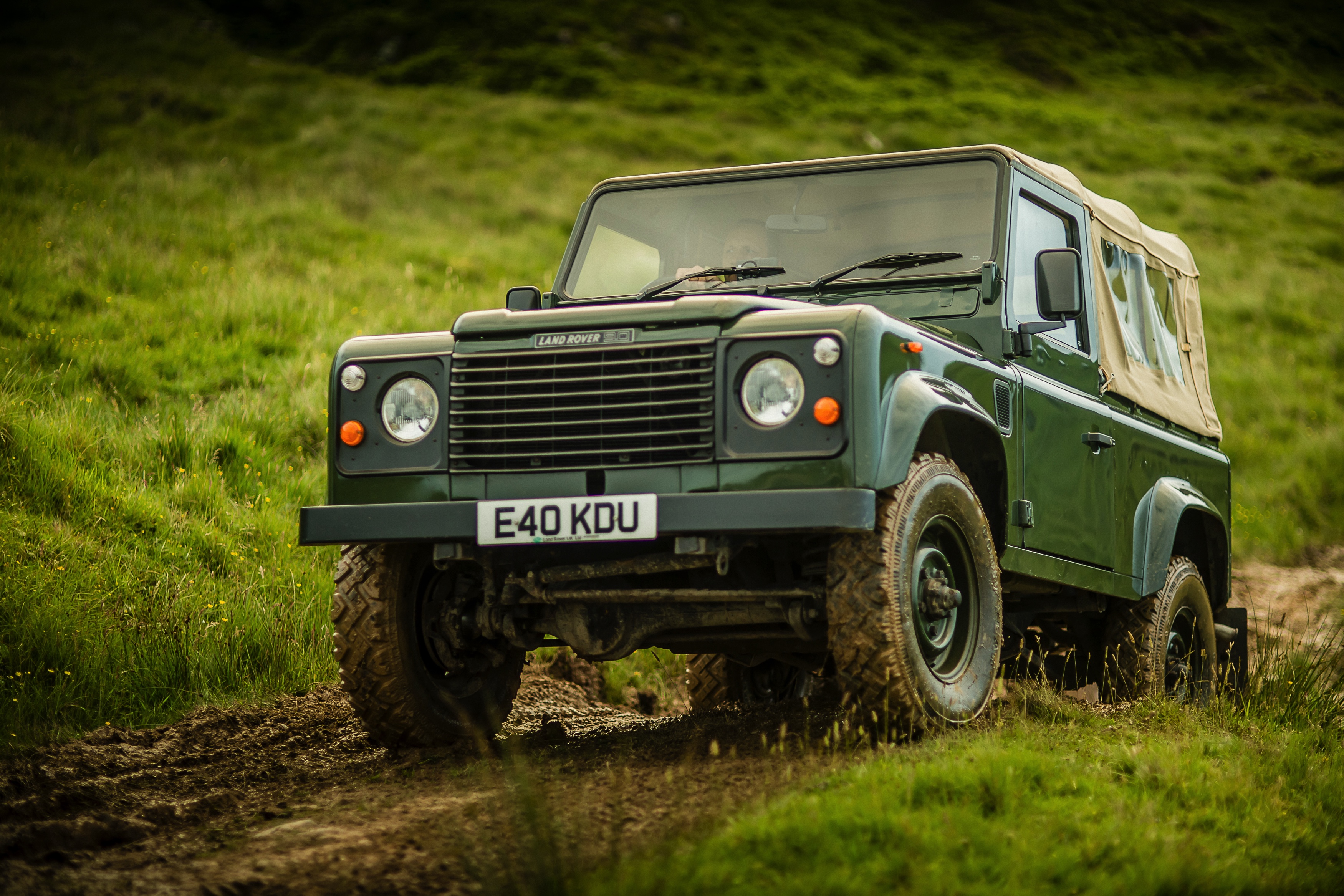 Nog een keer rijden met de Land Rover Defender. De iconische terreinauto gaat uit productie, maar niet voordat er drie Limited Editions in de showroom staan. Rijtest!