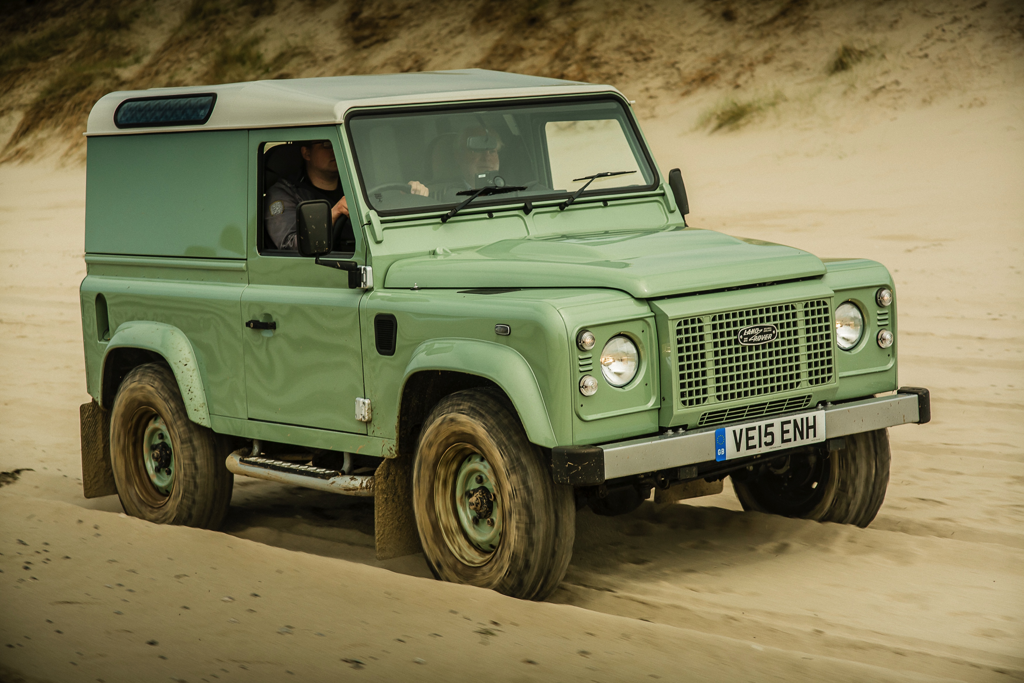 Nog een keer rijden met de Land Rover Defender. De iconische terreinauto gaat uit productie, maar niet voordat er drie Limited Editions in de showroom staan. Rijtest!