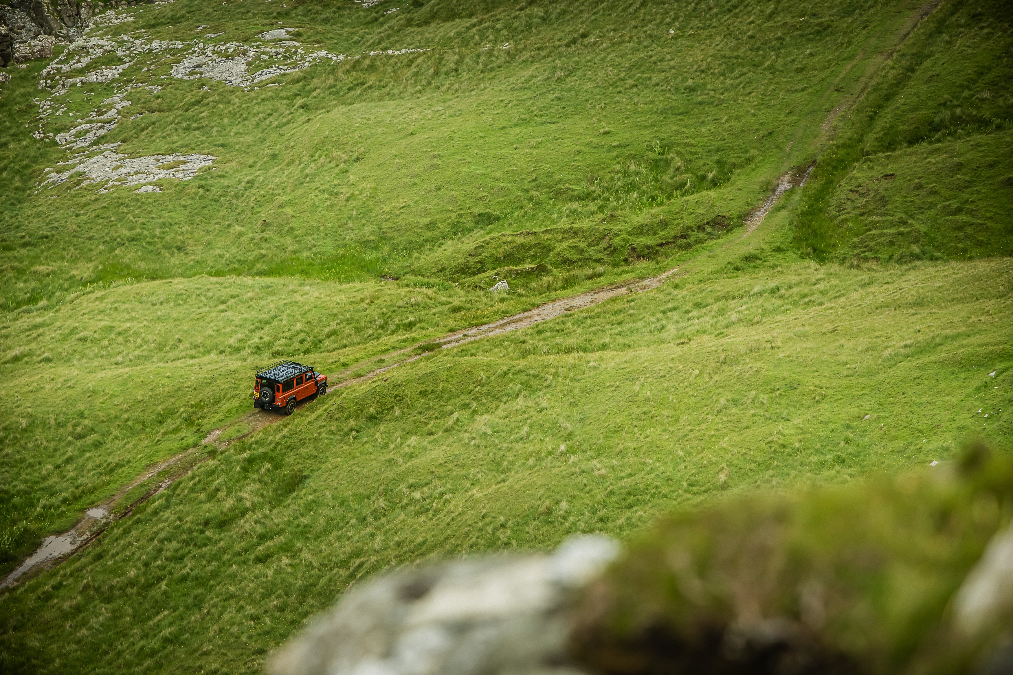 Nog een keer rijden met de Land Rover Defender. De iconische terreinauto gaat uit productie, maar niet voordat er drie Limited Editions in de showroom staan. Rijtest!