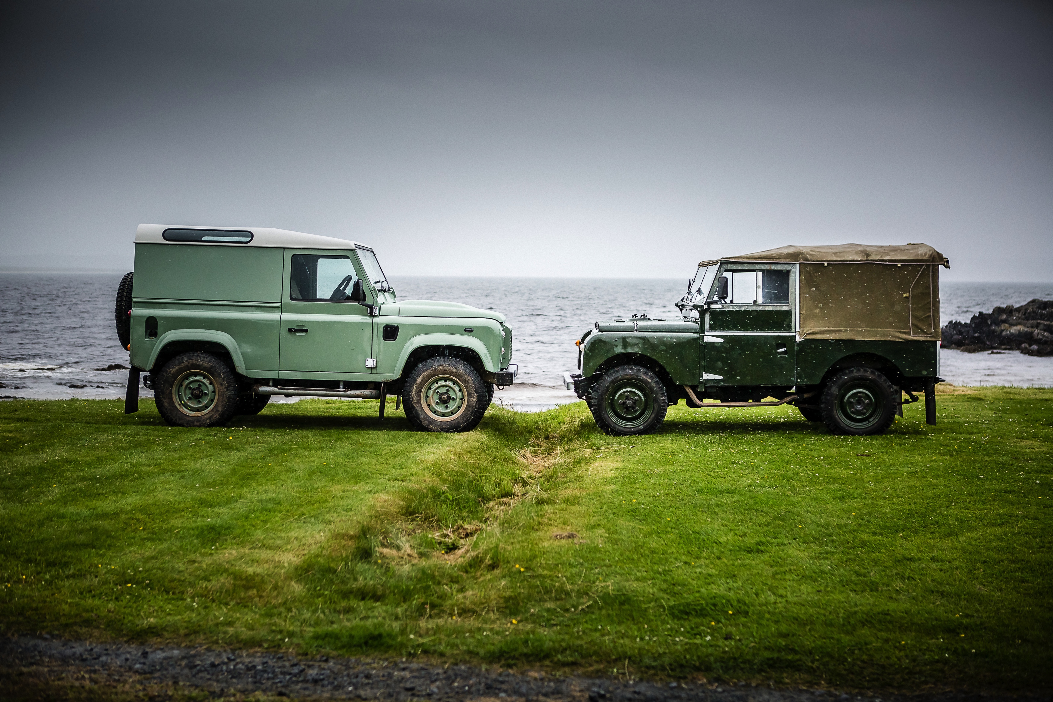 Nog een keer rijden met de Land Rover Defender. De iconische terreinauto gaat uit productie, maar niet voordat er drie Limited Editions in de showroom staan. Rijtest!