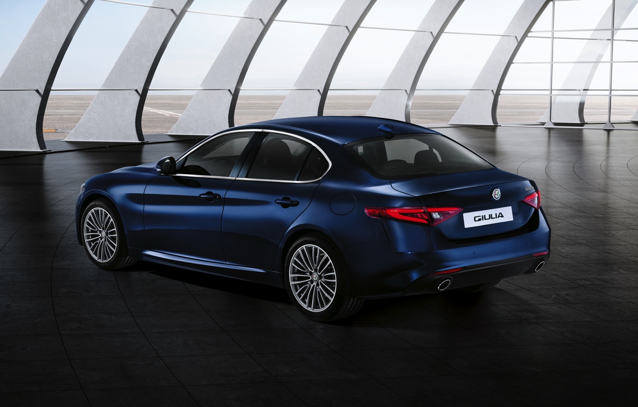 Alfa Romeo onthult de bread-and-butter versies van de Giulia, voorzien van de 2.0 TBi 200 pk benzinemotor of de 2.2 JTDm dieselmotor. Alfa brengt de Giulia sedan in drie uitvoeringen naar Nederland.