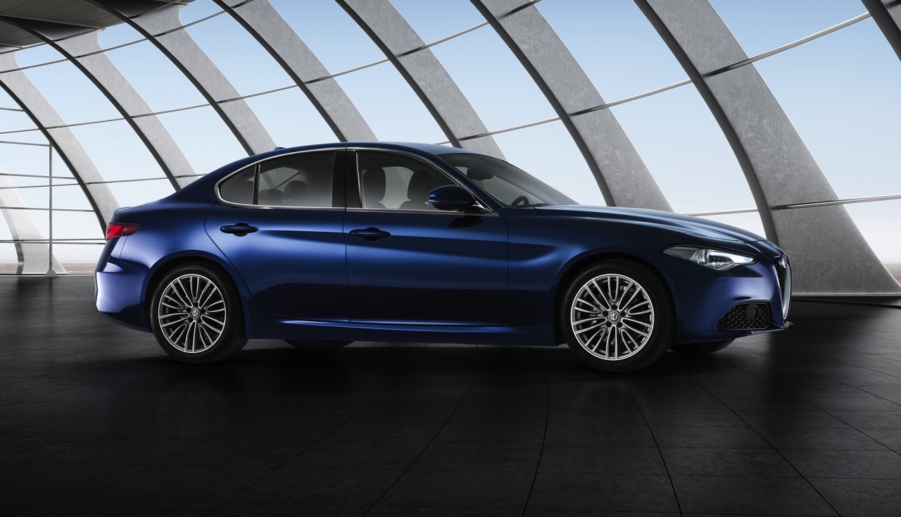 Alfa Romeo onthult de bread-and-butter versies van de Giulia, voorzien van de 2.0 TBi 200 pk benzinemotor of de 2.2 JTDm dieselmotor. Alfa brengt de Giulia sedan in drie uitvoeringen naar Nederland.