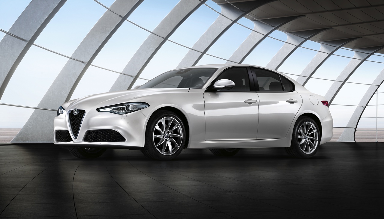 Alfa Romeo onthult de bread-and-butter versies van de Giulia, voorzien van de 2.0 TBi 200 pk benzinemotor of de 2.2 JTDm dieselmotor. Alfa brengt de Giulia sedan in drie uitvoeringen naar Nederland.