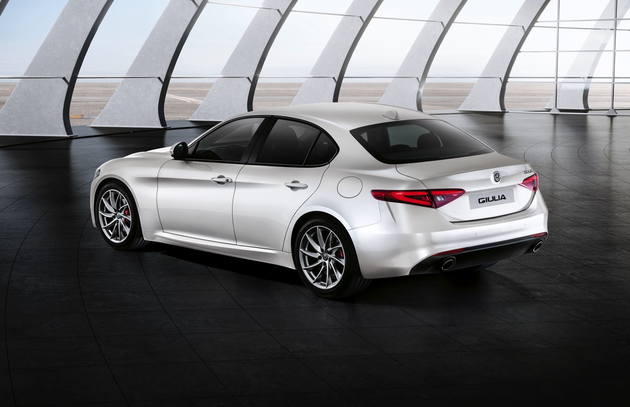 Alfa Romeo onthult de bread-and-butter versies van de Giulia, voorzien van de 2.0 TBi 200 pk benzinemotor of de 2.2 JTDm dieselmotor. Alfa brengt de Giulia sedan in drie uitvoeringen naar Nederland.
