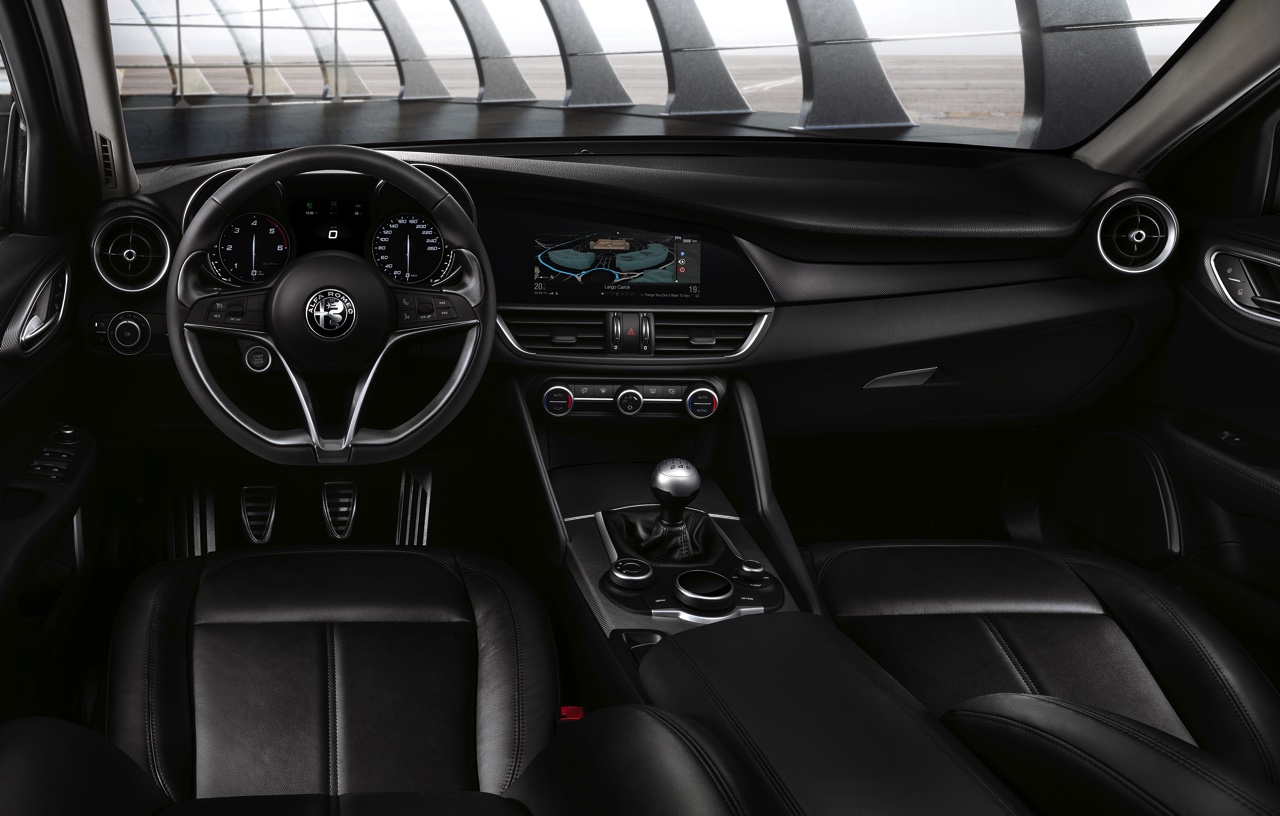 Alfa Romeo onthult de bread-and-butter versies van de Giulia, voorzien van de 2.0 TBi 200 pk benzinemotor of de 2.2 JTDm dieselmotor. Alfa brengt de Giulia sedan in drie uitvoeringen naar Nederland.