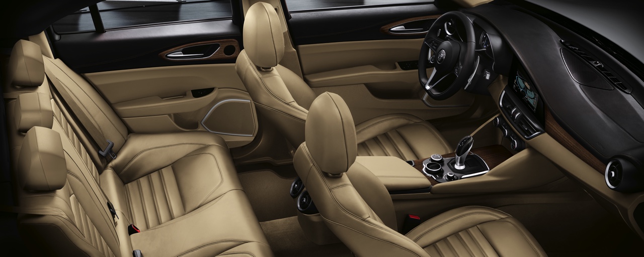 Alfa Romeo onthult de bread-and-butter versies van de Giulia, voorzien van de 2.0 TBi 200 pk benzinemotor of de 2.2 JTDm dieselmotor. Alfa brengt de Giulia sedan in drie uitvoeringen naar Nederland.