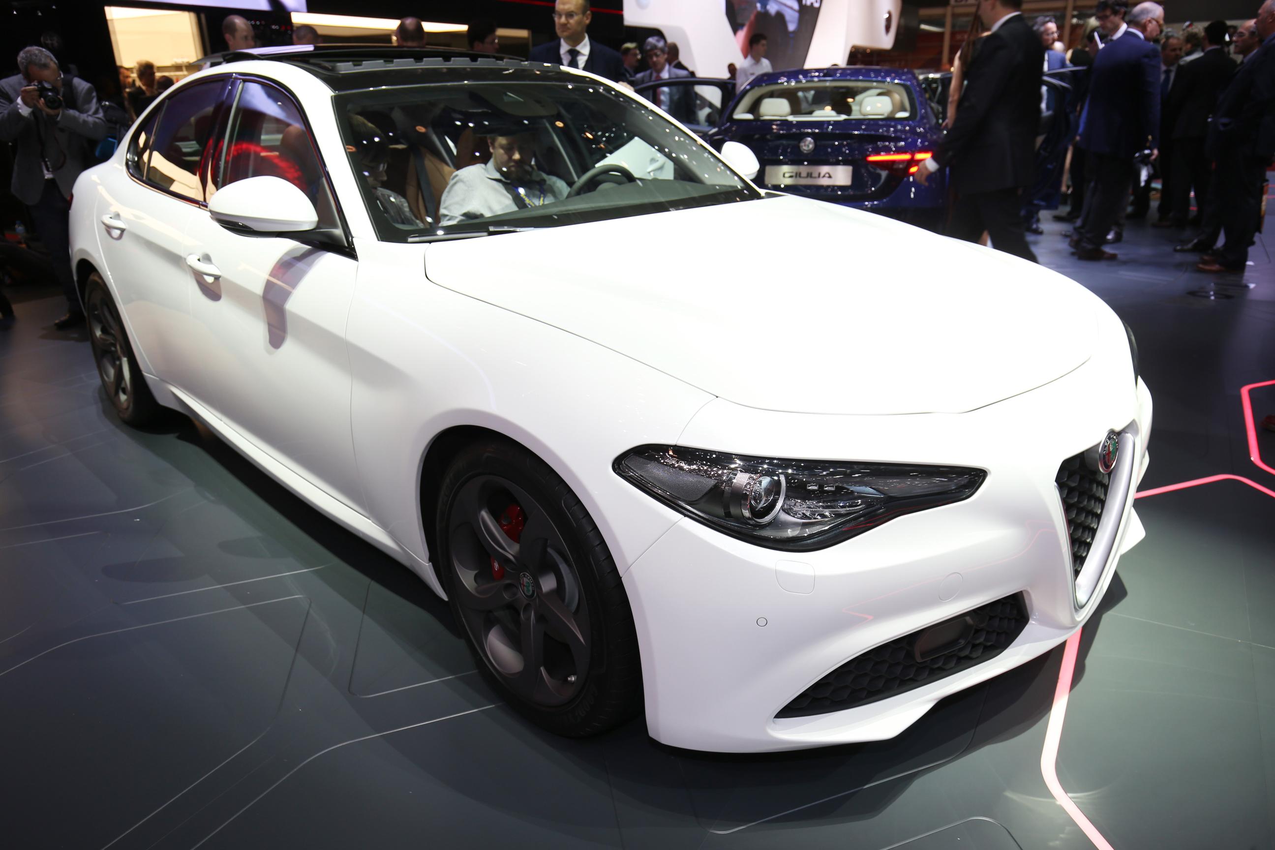 Alfa Romeo onthult de bread-and-butter versies van de Giulia, voorzien van de 2.0 TBi 200 pk benzinemotor of de 2.2 JTDm dieselmotor. Alfa brengt de Giulia sedan in drie uitvoeringen naar Nederland.