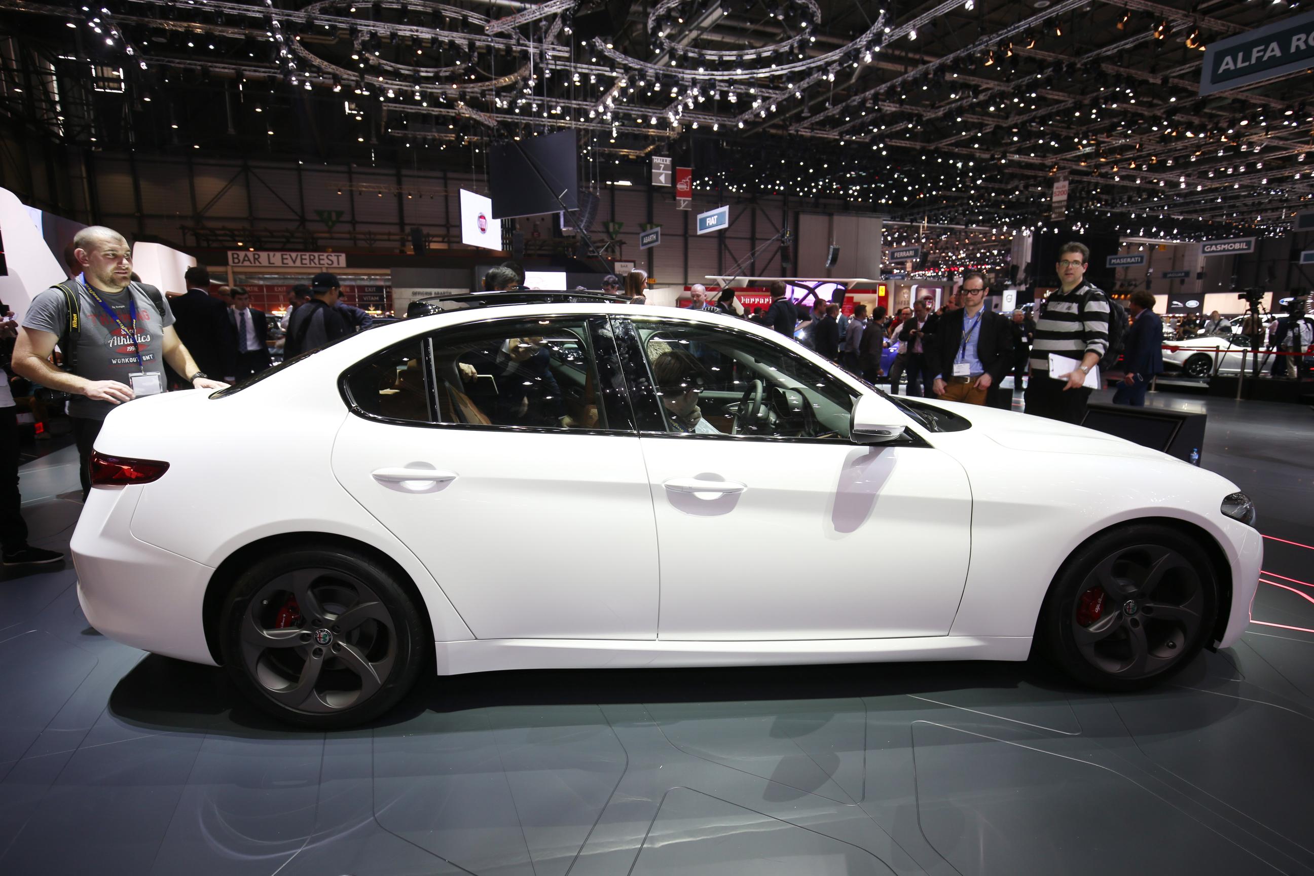 Alfa Romeo onthult de bread-and-butter versies van de Giulia, voorzien van de 2.0 TBi 200 pk benzinemotor of de 2.2 JTDm dieselmotor. Alfa brengt de Giulia sedan in drie uitvoeringen naar Nederland.