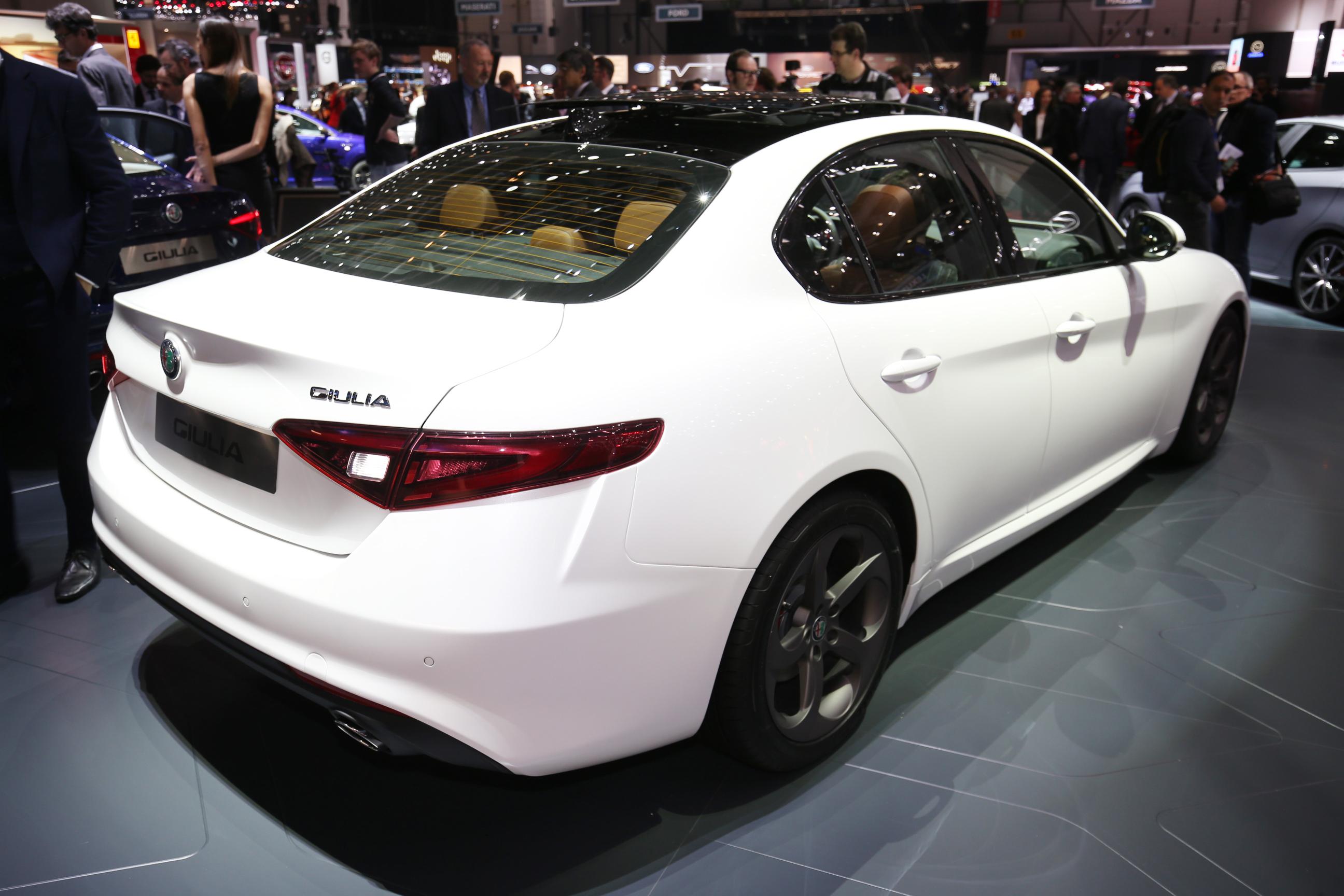 Alfa Romeo onthult de bread-and-butter versies van de Giulia, voorzien van de 2.0 TBi 200 pk benzinemotor of de 2.2 JTDm dieselmotor. Alfa brengt de Giulia sedan in drie uitvoeringen naar Nederland.