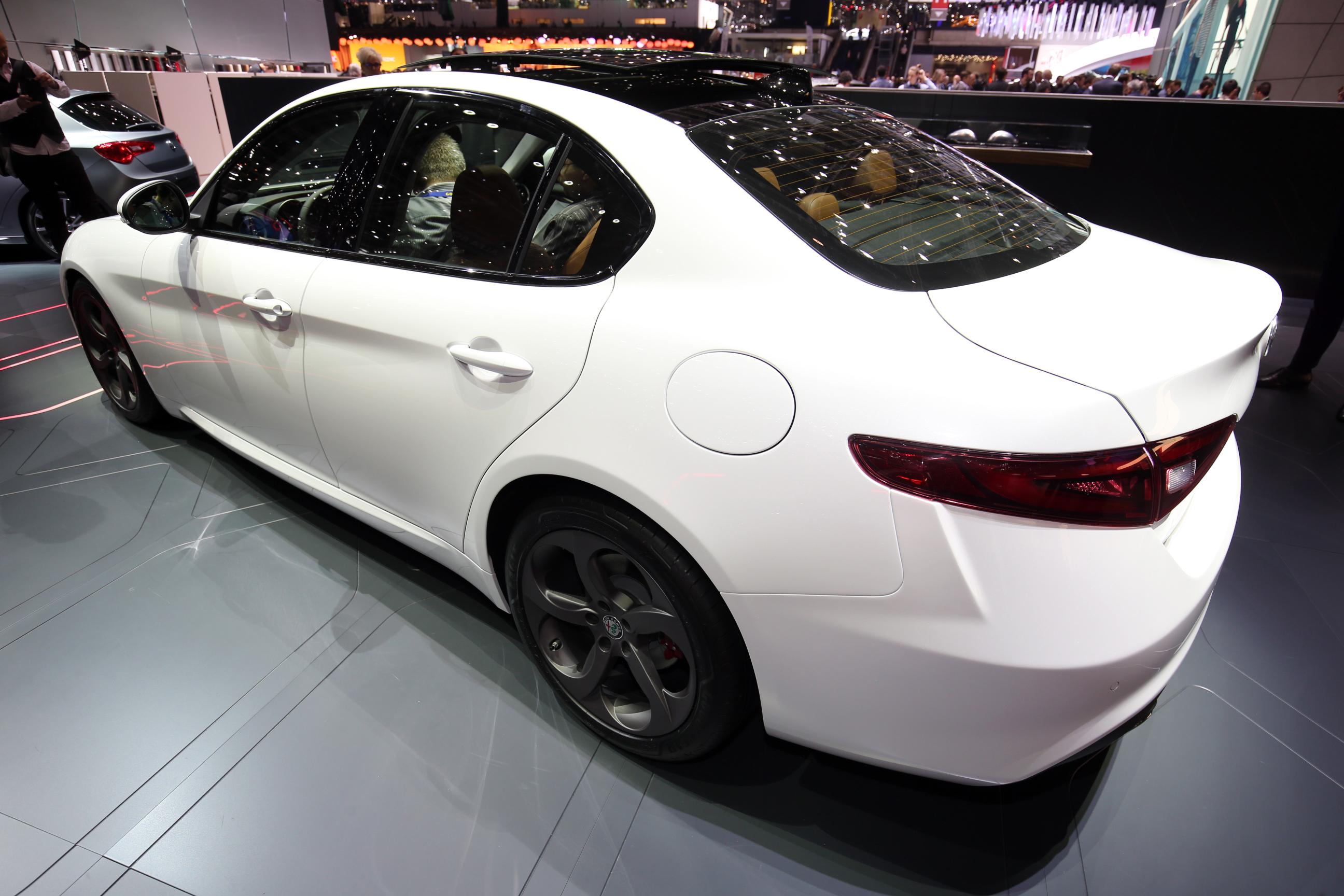 Alfa Romeo onthult de bread-and-butter versies van de Giulia, voorzien van de 2.0 TBi 200 pk benzinemotor of de 2.2 JTDm dieselmotor. Alfa brengt de Giulia sedan in drie uitvoeringen naar Nederland.