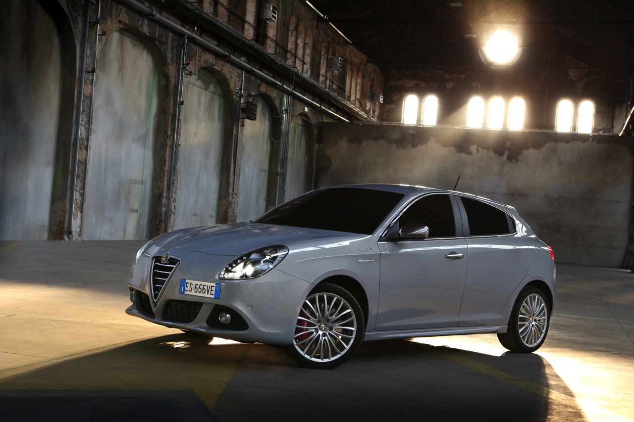 Alfa Romeo Giulietta met 1.6 JTDm en 2.0 JTDm Euro6-diesels in de showroom. Beide varianten scoren 20% bijtelling in 2015 en 21% bijtelling in 2016.