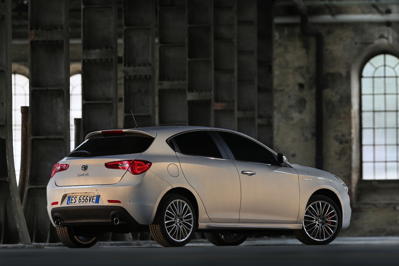 Alfa Romeo Giulietta met 1.6 JTDm en 2.0 JTDm Euro6-diesels in de showroom. Beide varianten scoren 20% bijtelling in 2015 en 21% bijtelling in 2016.