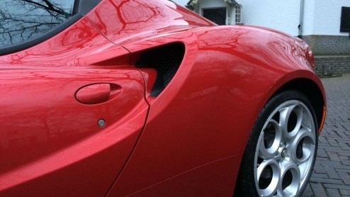 Test Alfa Romeo 4C. Het heeft even geduurd, de productieversie van de Alfa Romeo 4C werd al gepresenteerd in 2013, maar nu hebben we eindelijk de eerste meters gemaakt in deze rassportwagen.