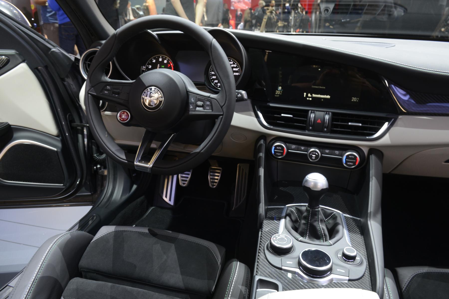Met de Alfa Romeo Giulia brengen de Italianen het merk weer tot leven. De Giulia Quadrifoglio is het opwarmertje, in 2016 opgevolgd door courante leaseversies.
