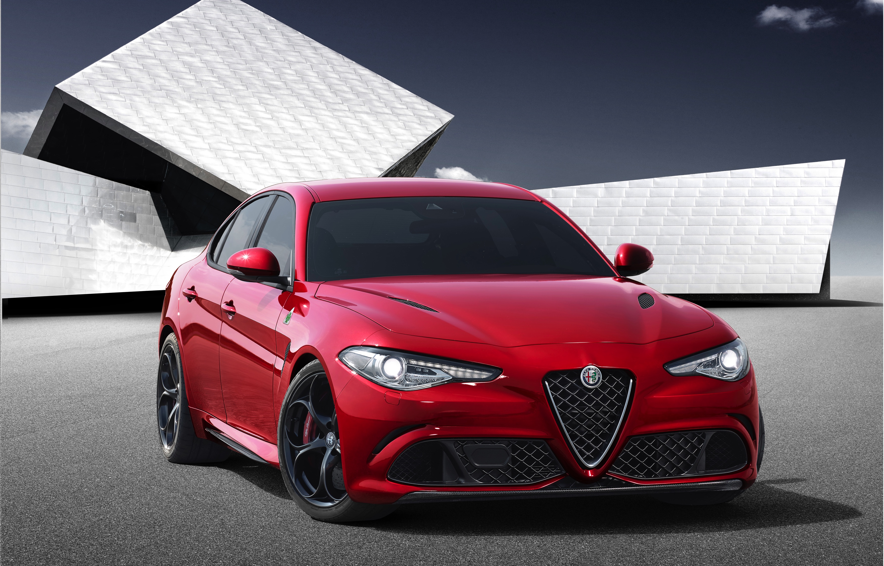 Dat de Alfa Romeo Giulia QV met 510 pk niet traag zou zijn, was te verwachten. Dat zijn maximumsnelheid ruim boven de 300 km/h zou liggen, niet.