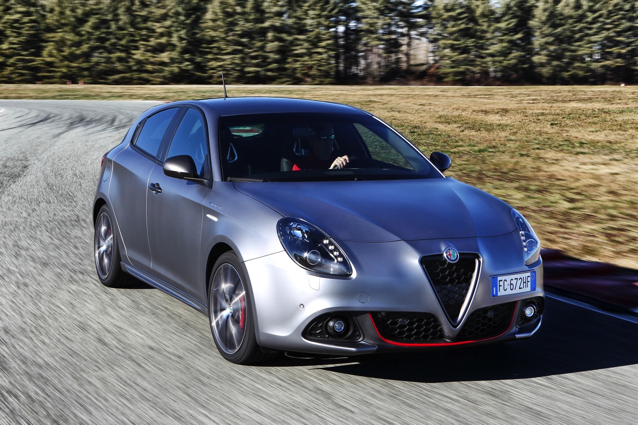 De Alfa Romeo Giulietta facelift is een feit. De Italiaan met nieuwe neus en 1.6 JTDm diesel voorzien van TCT-automaat scoort 21% bijtelling en begint bij prijzen vanaf 23.450 euro.
